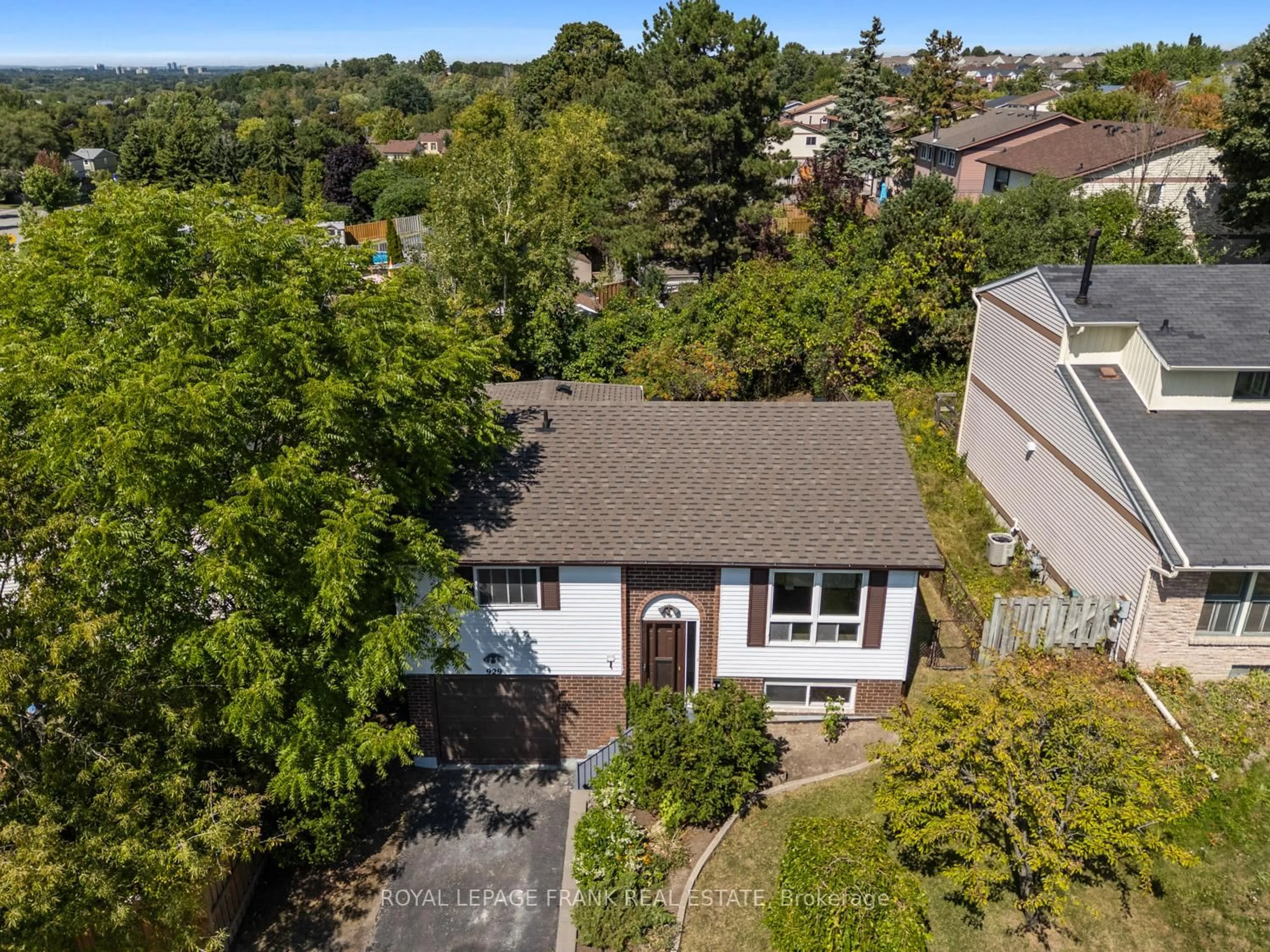A pic from outside/outdoor area/front of a property/back of a property/a pic from drone, street for 929 Southdown Dr, Oshawa Ontario L1H 7Z5