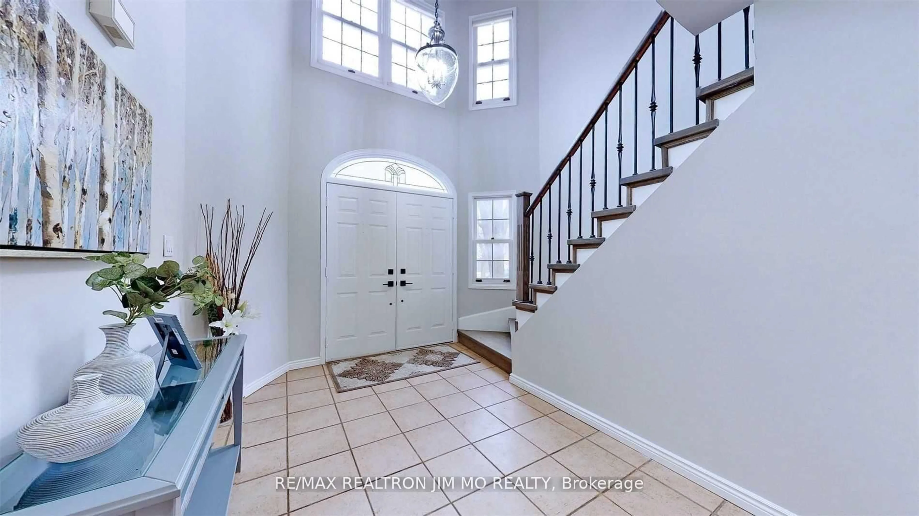 Indoor entryway for 35 Flint Cres, Whitby Ontario L1R 1K1
