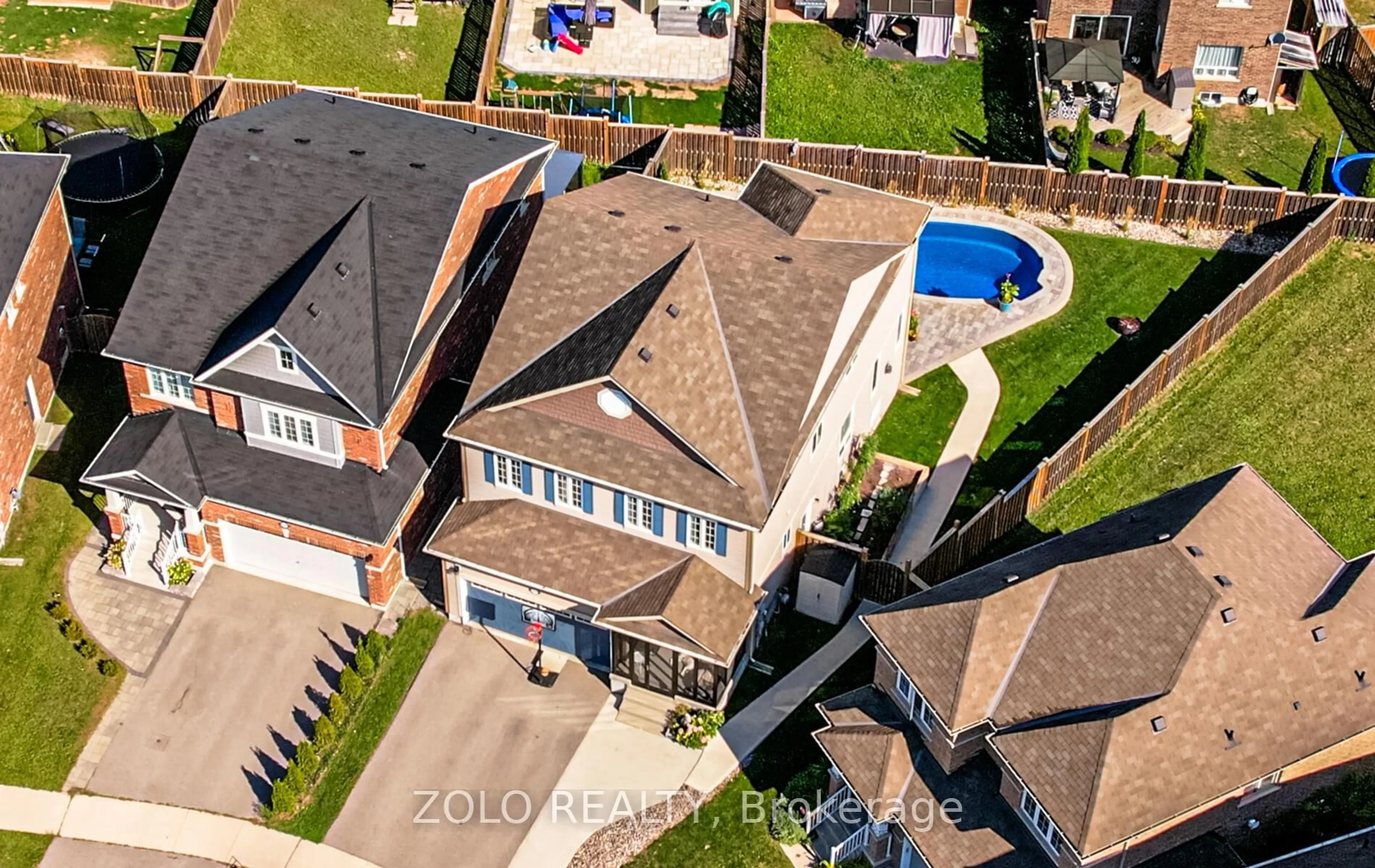 A pic from outside/outdoor area/front of a property/back of a property/a pic from drone, street for 504 Halo St, Oshawa Ontario L1H 7K4