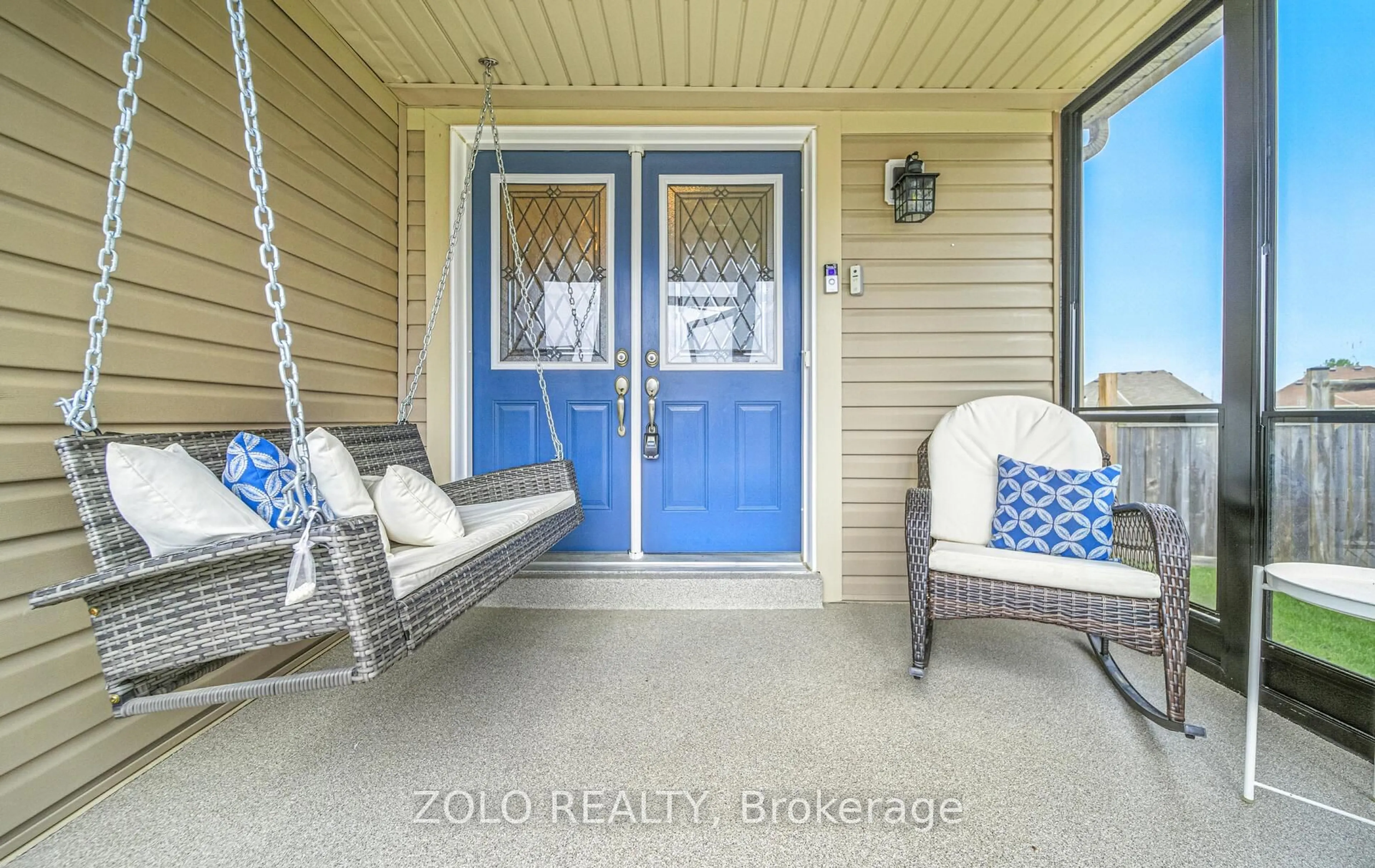 Indoor entryway for 504 Halo St, Oshawa Ontario L1H 7K4