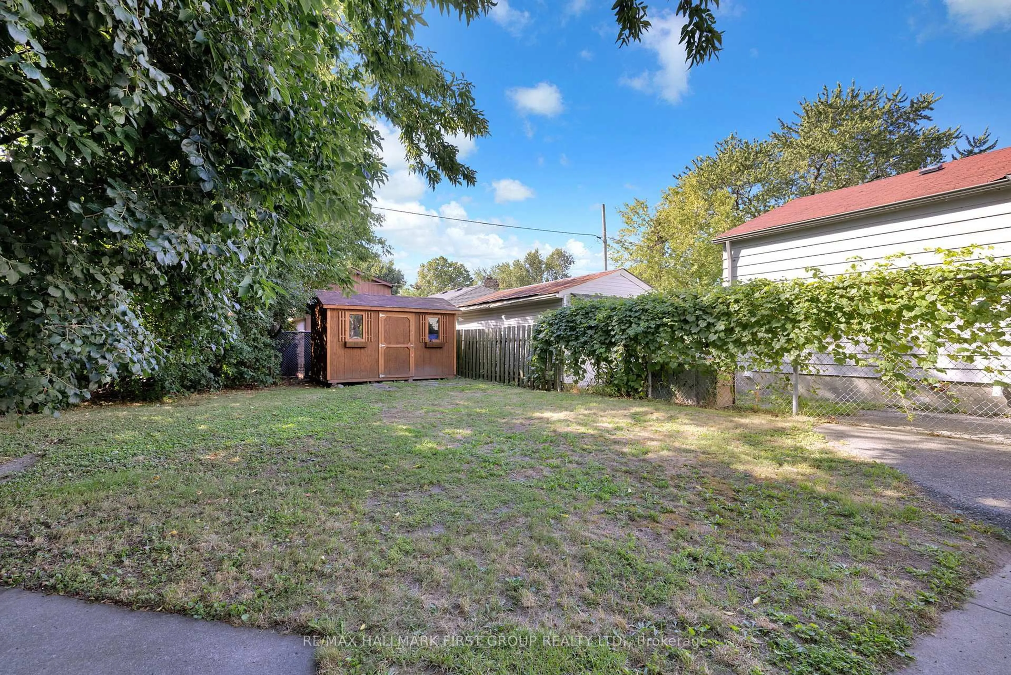 A pic from outside/outdoor area/front of a property/back of a property/a pic from drone, street for 13 Elgin St, Ajax Ontario L1S 1W9