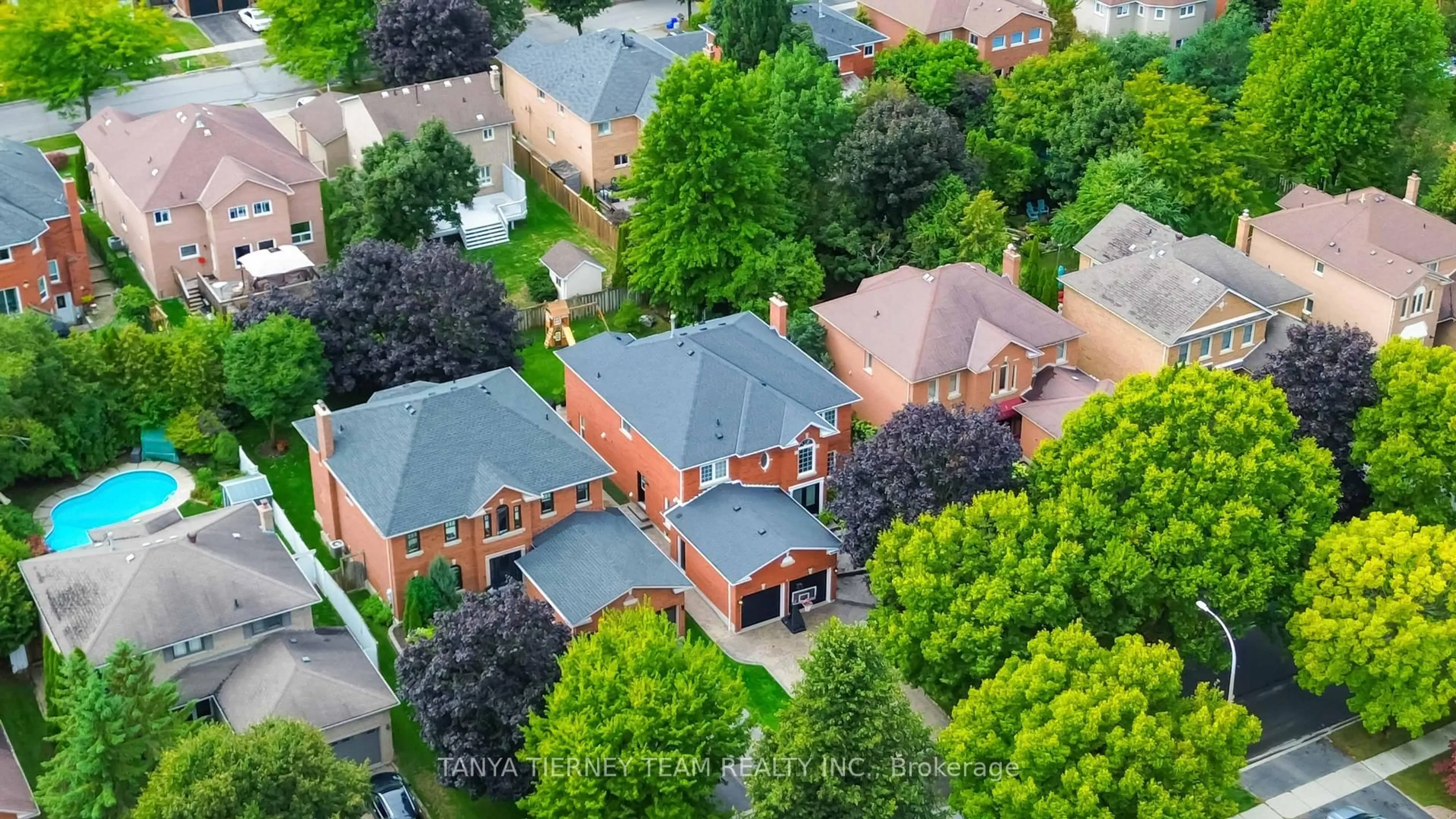 A pic from outside/outdoor area/front of a property/back of a property/a pic from drone, city buildings view from balcony for 8 Gowan Dr, Whitby Ontario L1P 1L5