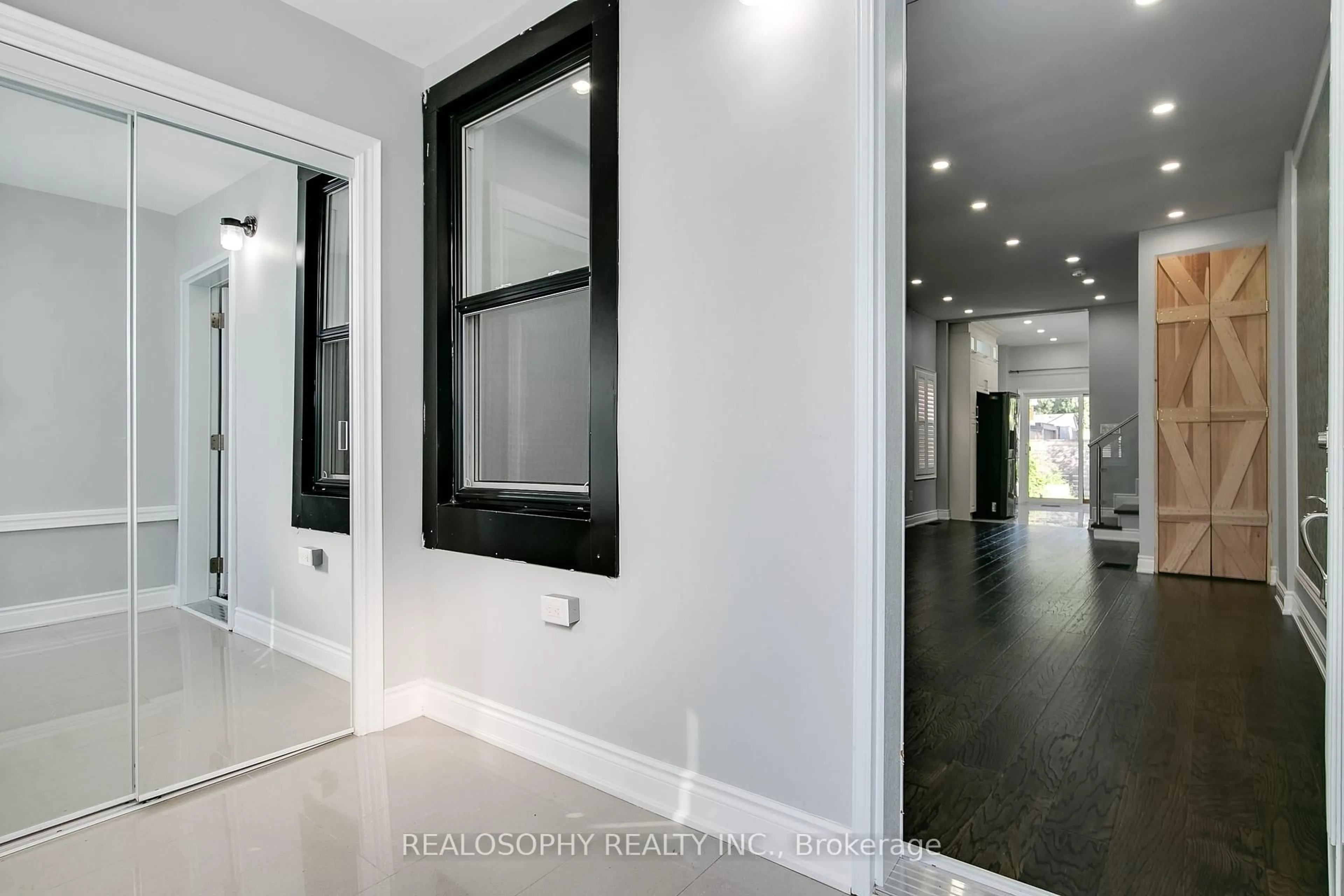 Indoor entryway for 584 Eastern Ave, Toronto Ontario M4M 1E1