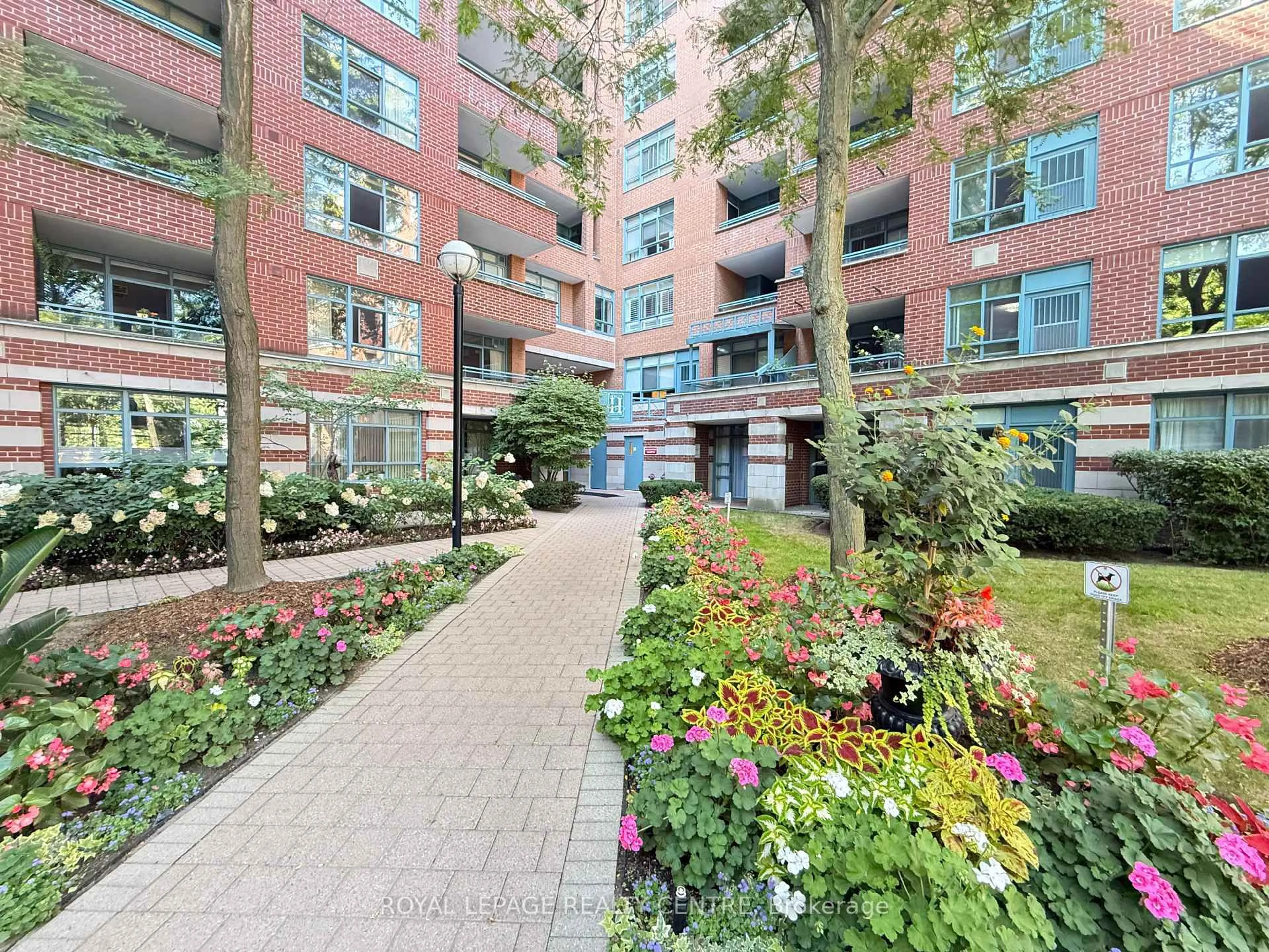 Indoor foyer for 1091 Kingston Rd #628, Toronto Ontario M1N 4E5
