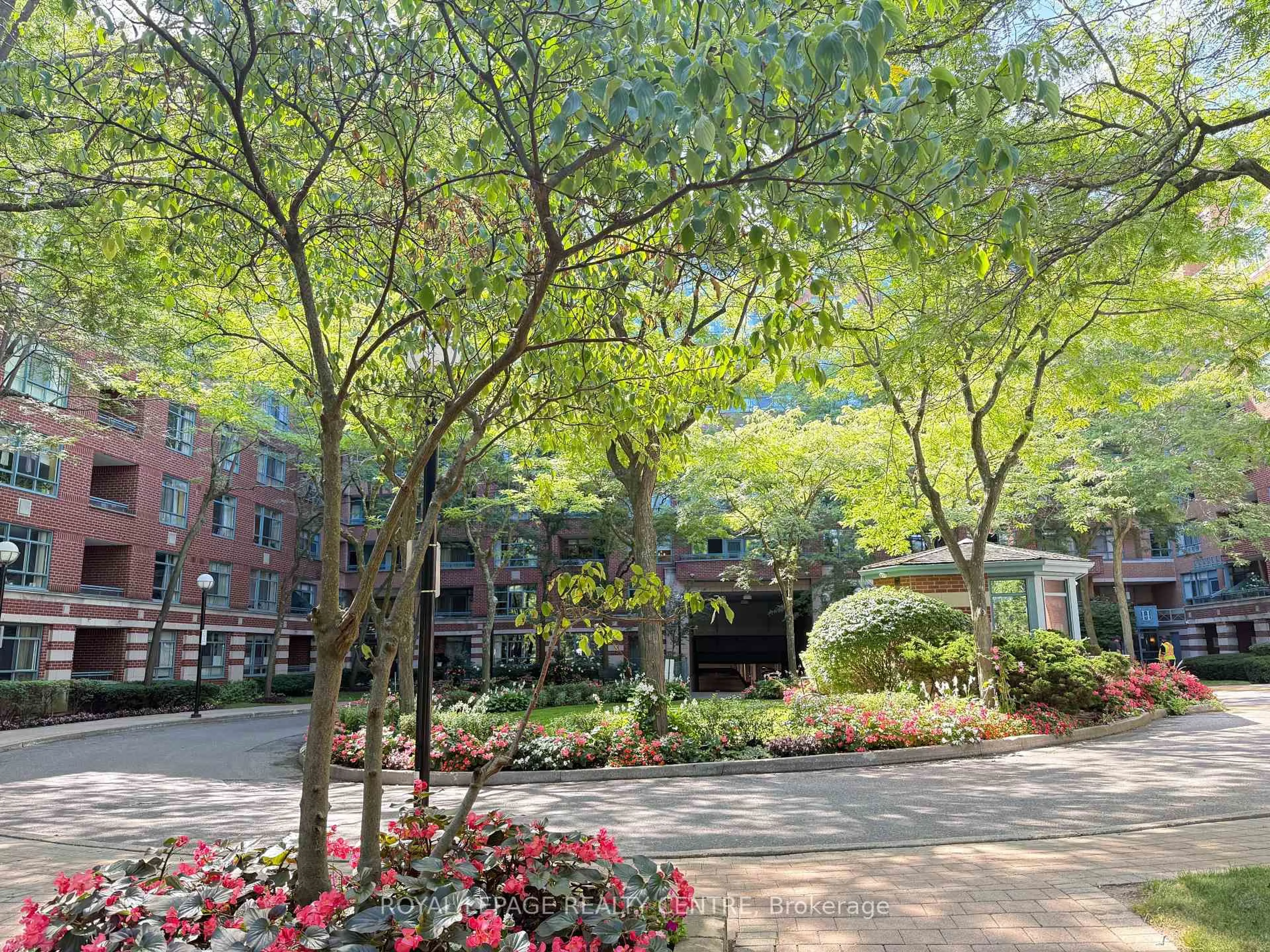 Patio, street for 1091 Kingston Rd #628, Toronto Ontario M1N 4E5