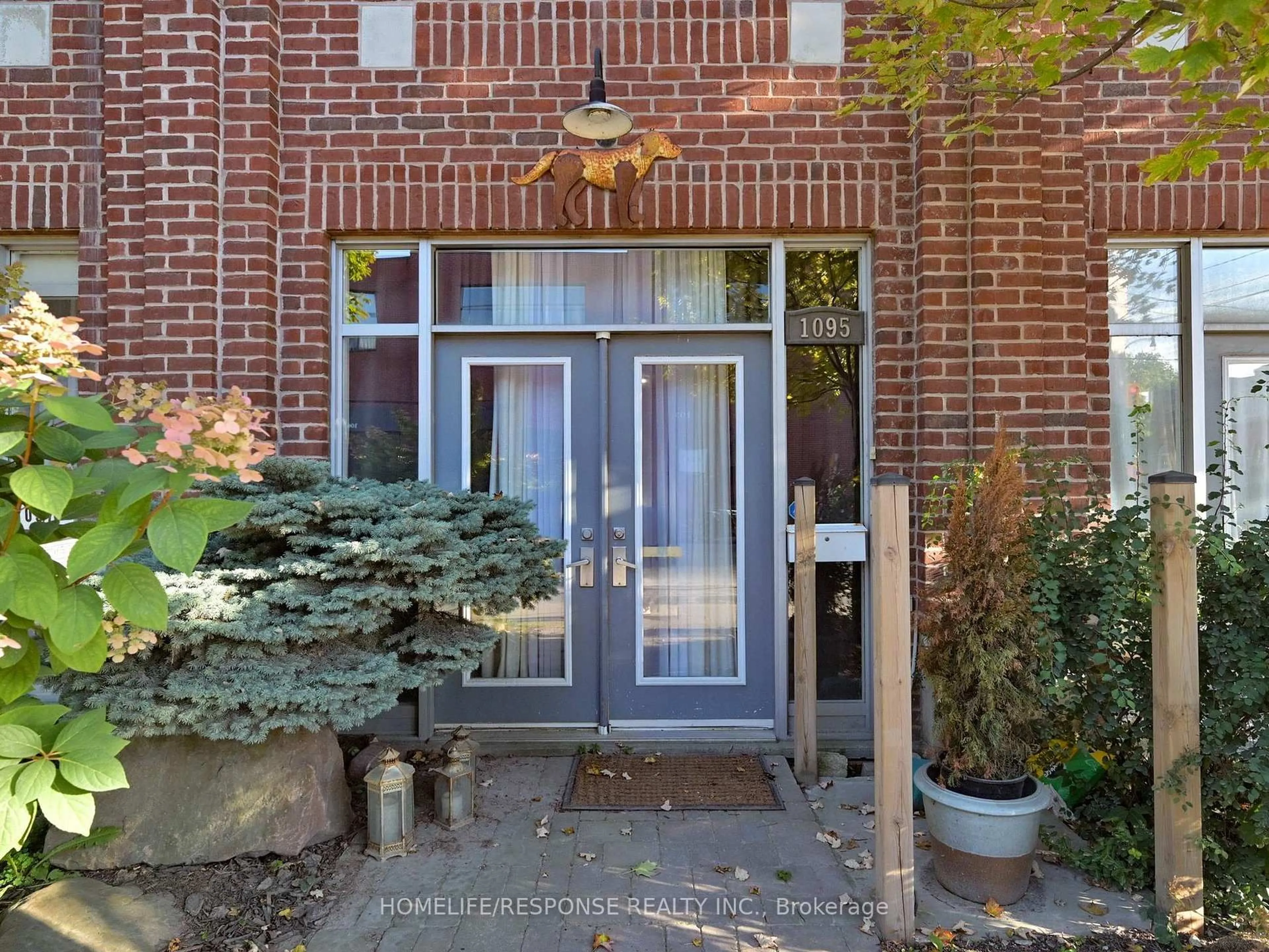 Indoor entryway for 1095 DUNDAS St, Toronto Ontario M4M 1R9
