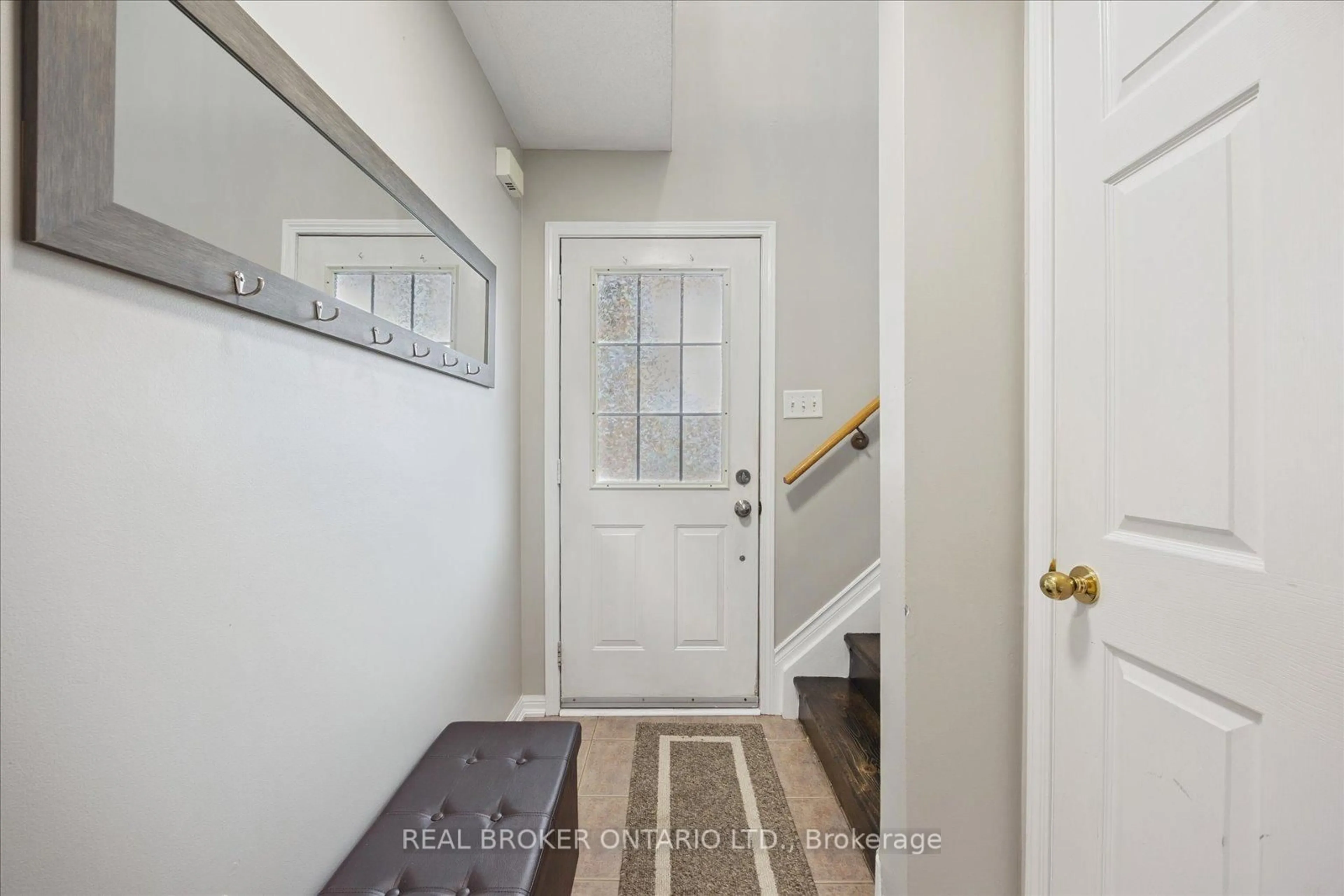 Indoor entryway for 26 Crockett Pl, Clarington Ontario L1C 5P4