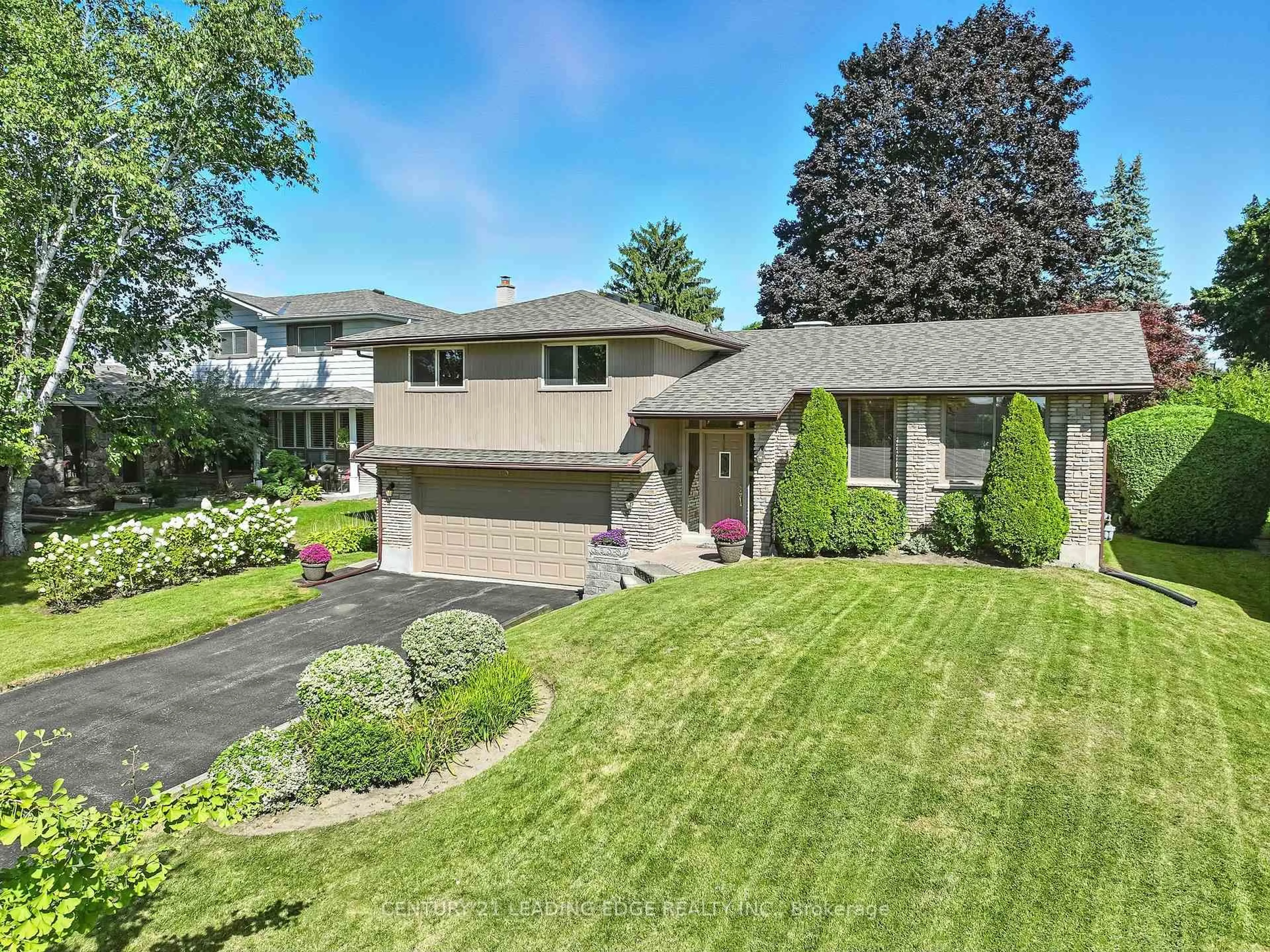 A pic from outside/outdoor area/front of a property/back of a property/a pic from drone, street for 154 Switzer Dr, Oshawa Ontario L1G 3J7