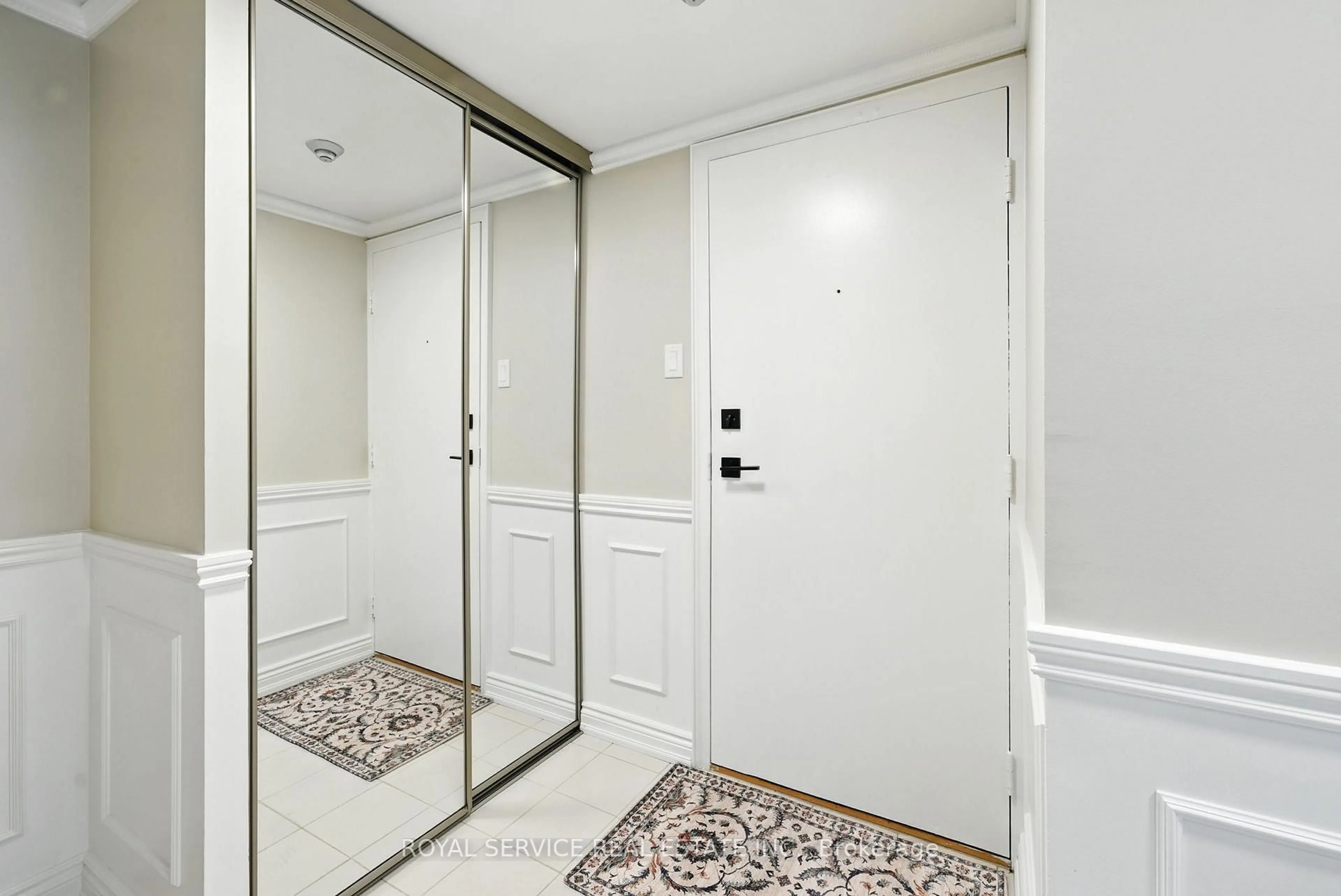Indoor entryway for 337 Simcoe St #101, Oshawa Ontario L1G 4T2