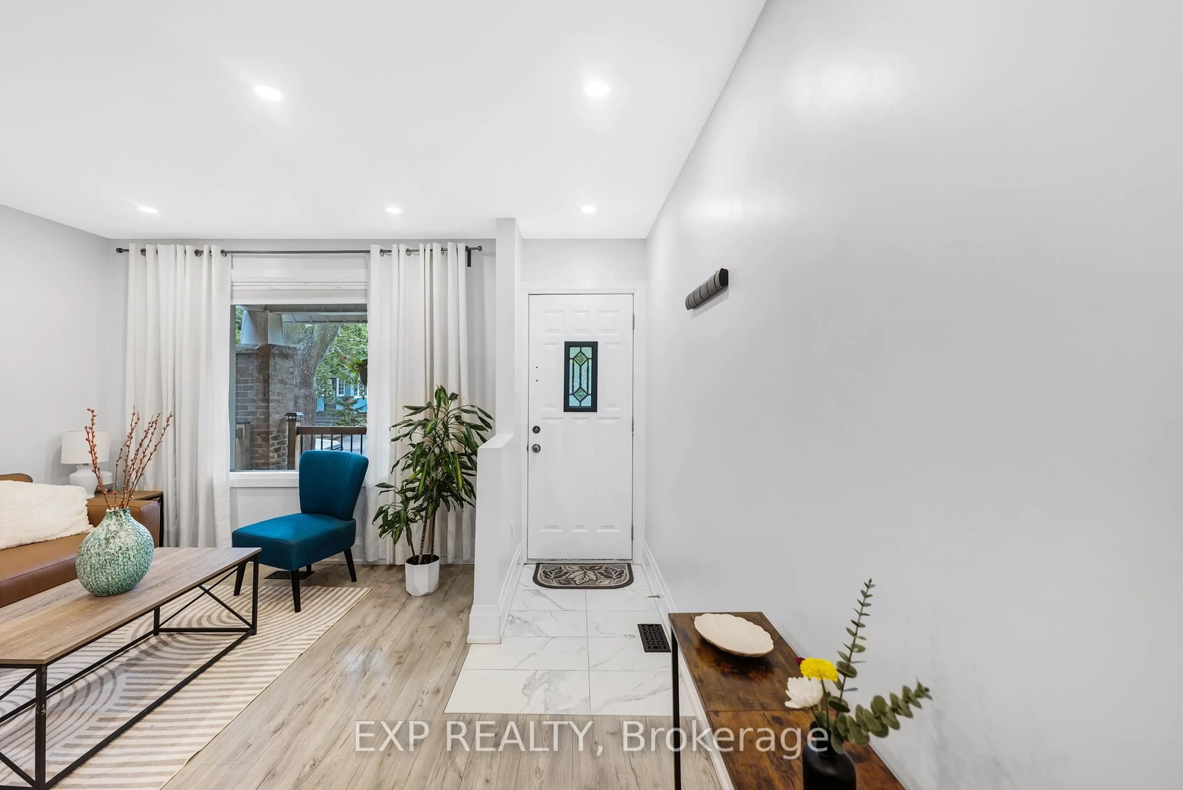 Indoor entryway for 298 Gainsborough Rd, Toronto Ontario M4L 3C6