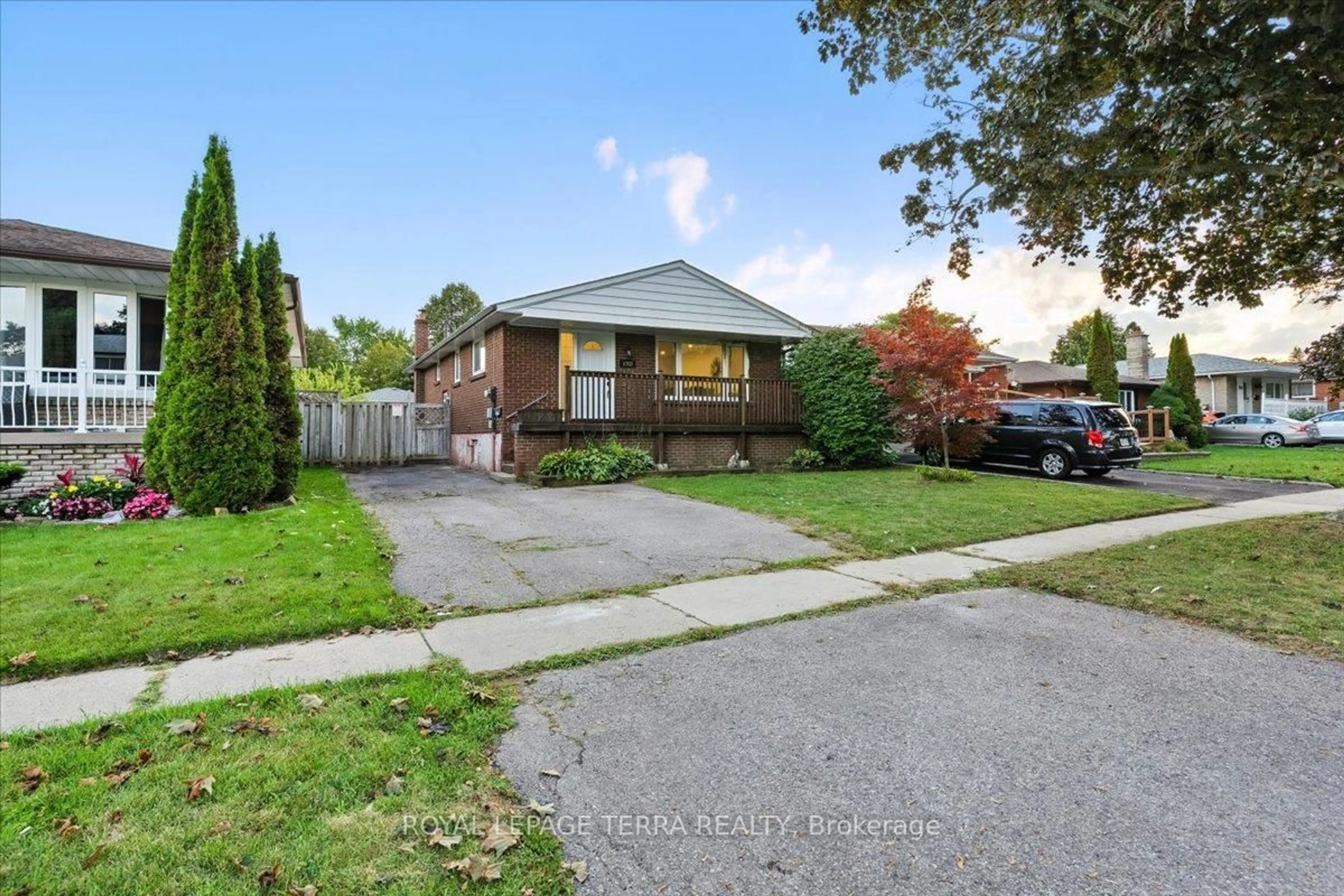 A pic from outside/outdoor area/front of a property/back of a property/a pic from drone, street for 1382 Fundy St, Oshawa Ontario L1J 3N6