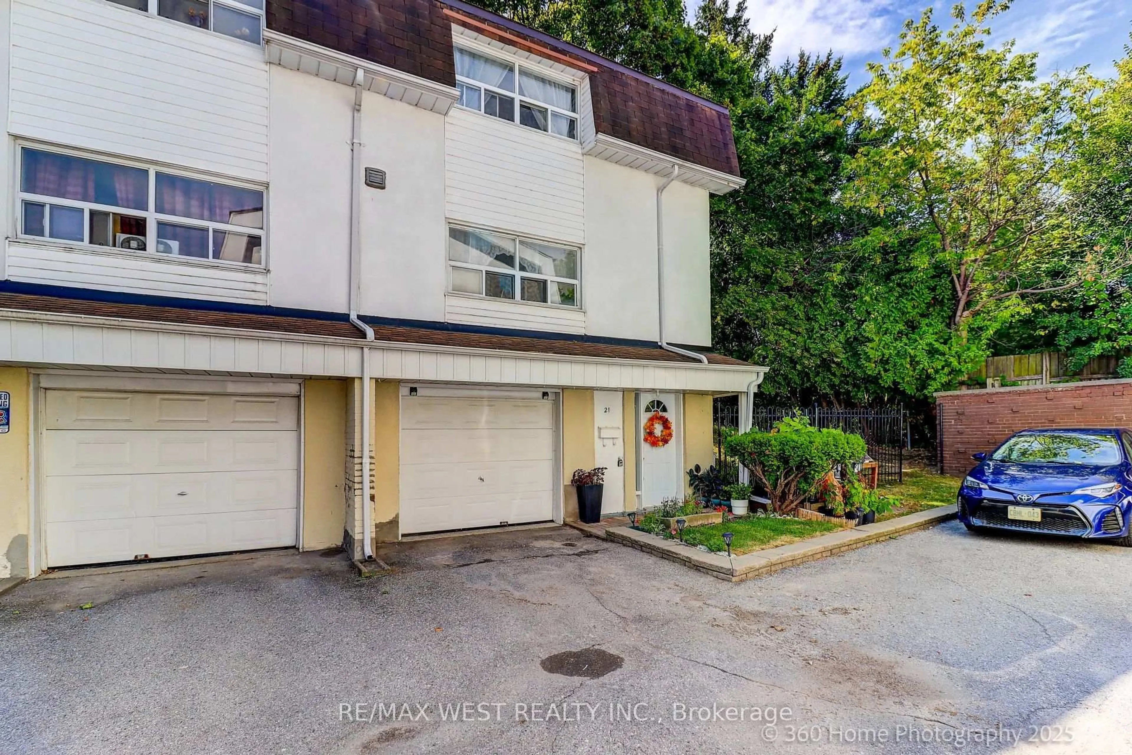 A pic from outside/outdoor area/front of a property/back of a property/a pic from drone, street for 21 Trailridge Cres #10, Toronto Ontario M1E 4C4