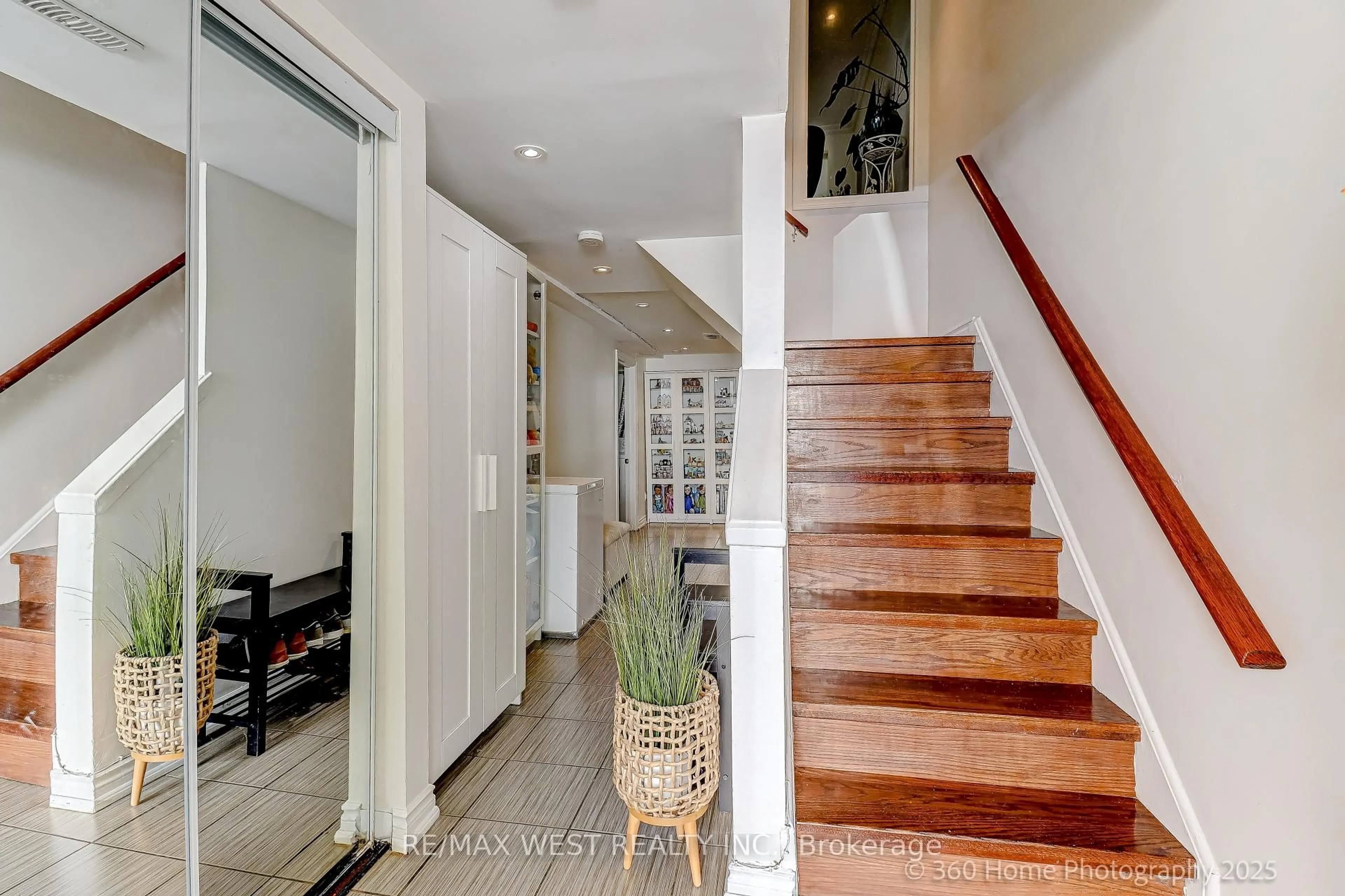 Indoor entryway for 21 Trailridge Cres #10, Toronto Ontario M1E 4C4
