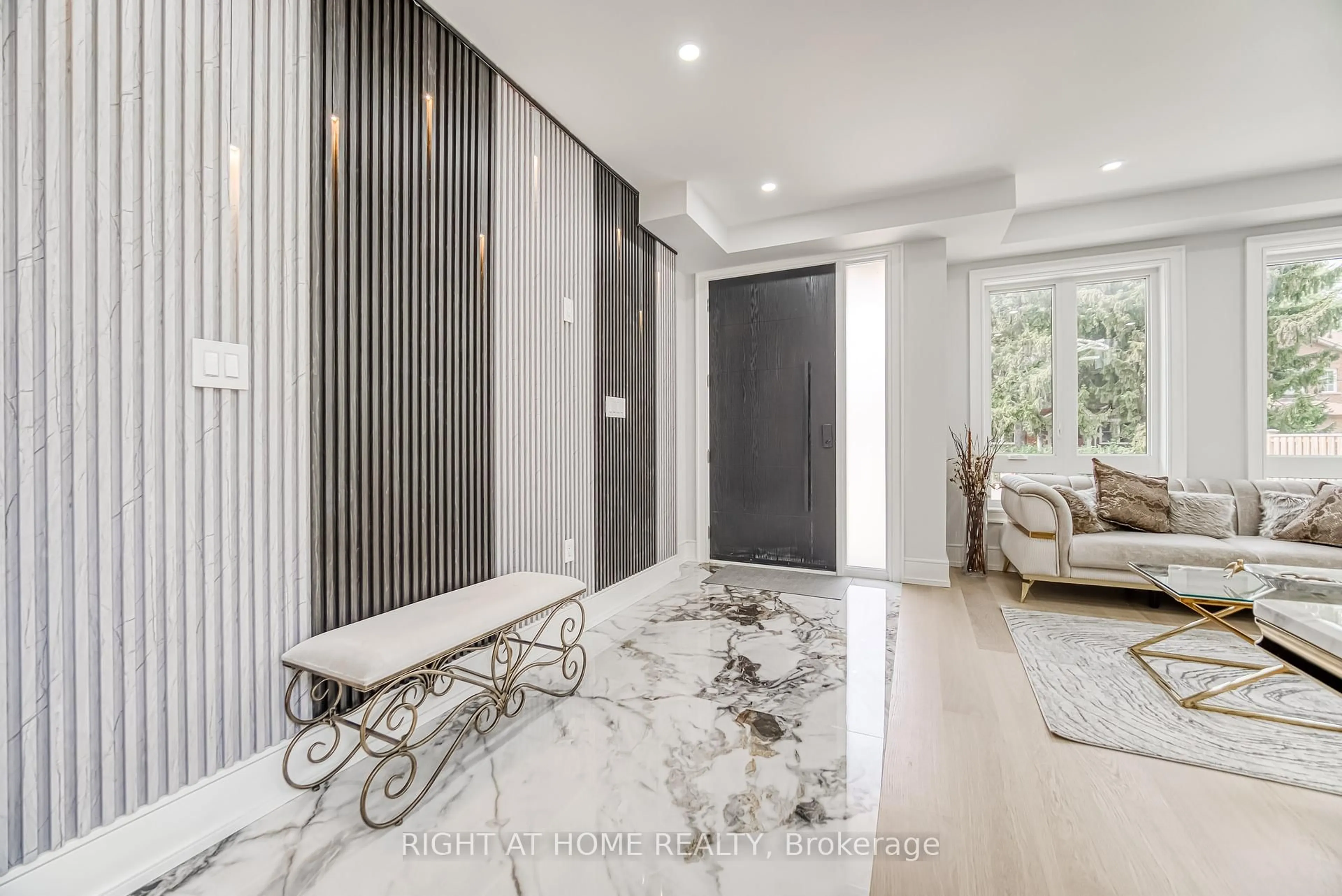 Indoor foyer for 203 Scarboro Cres, Toronto Ontario M1M 2J6