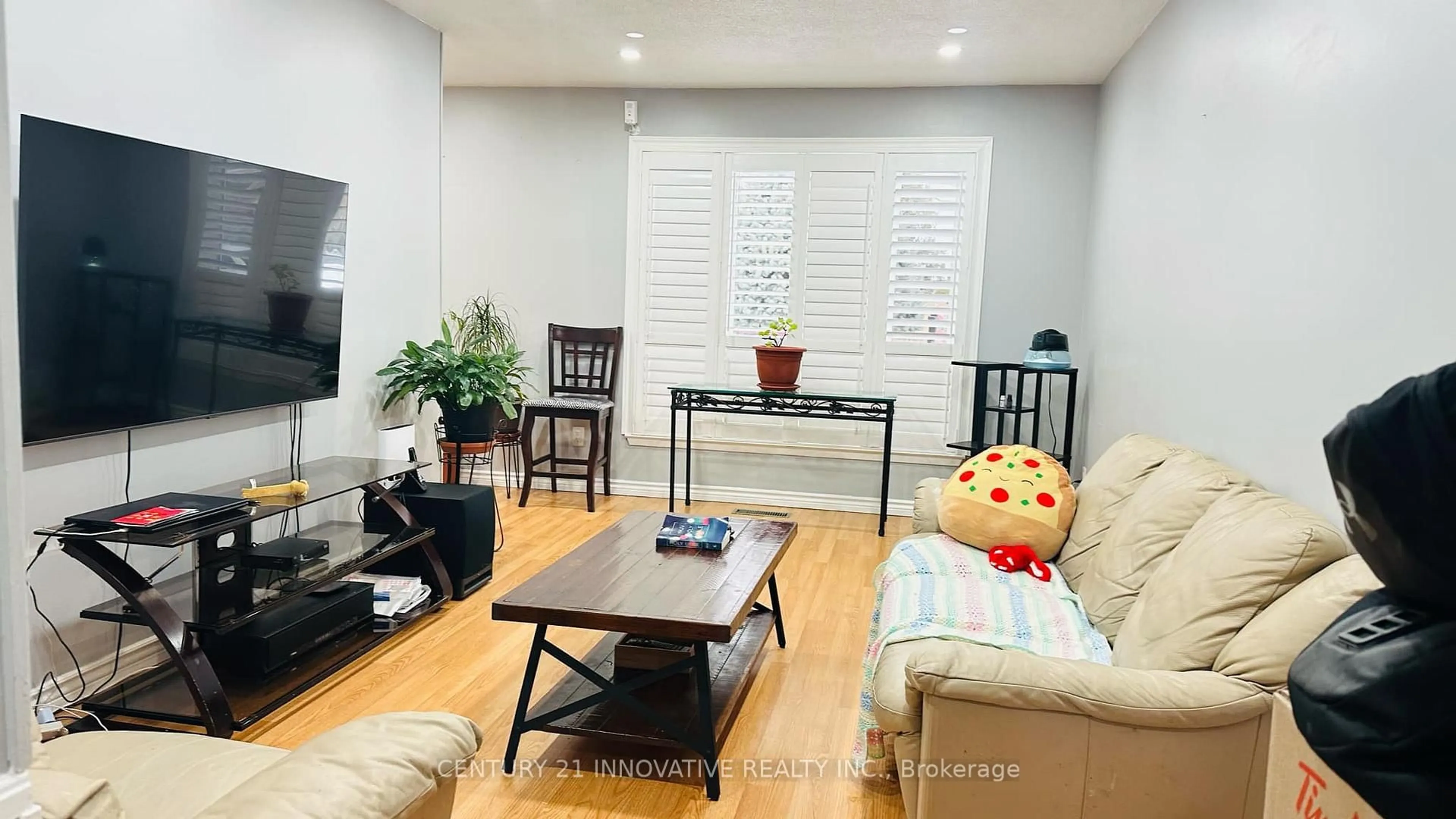 Living room with furniture, wood/laminate floor for 12 Bushwood Crt, Toronto Ontario M1B 2T1