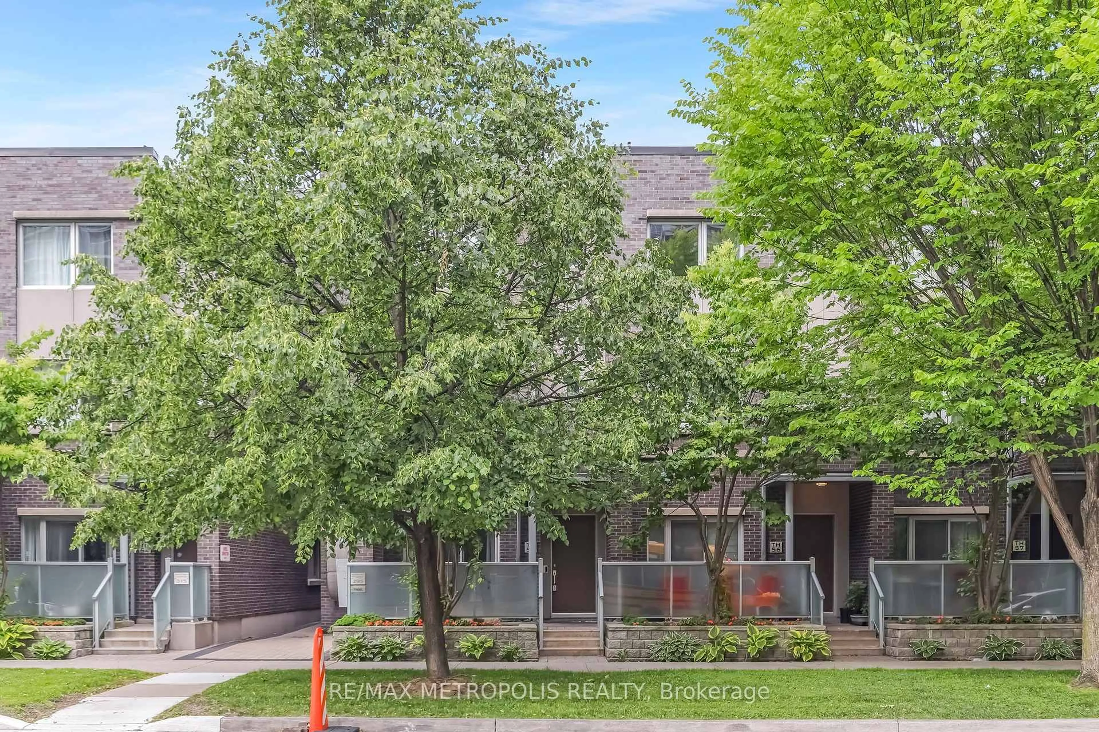 Patio, street for 295 Village Green Sq #TH55, Toronto Ontario M1S 0L2