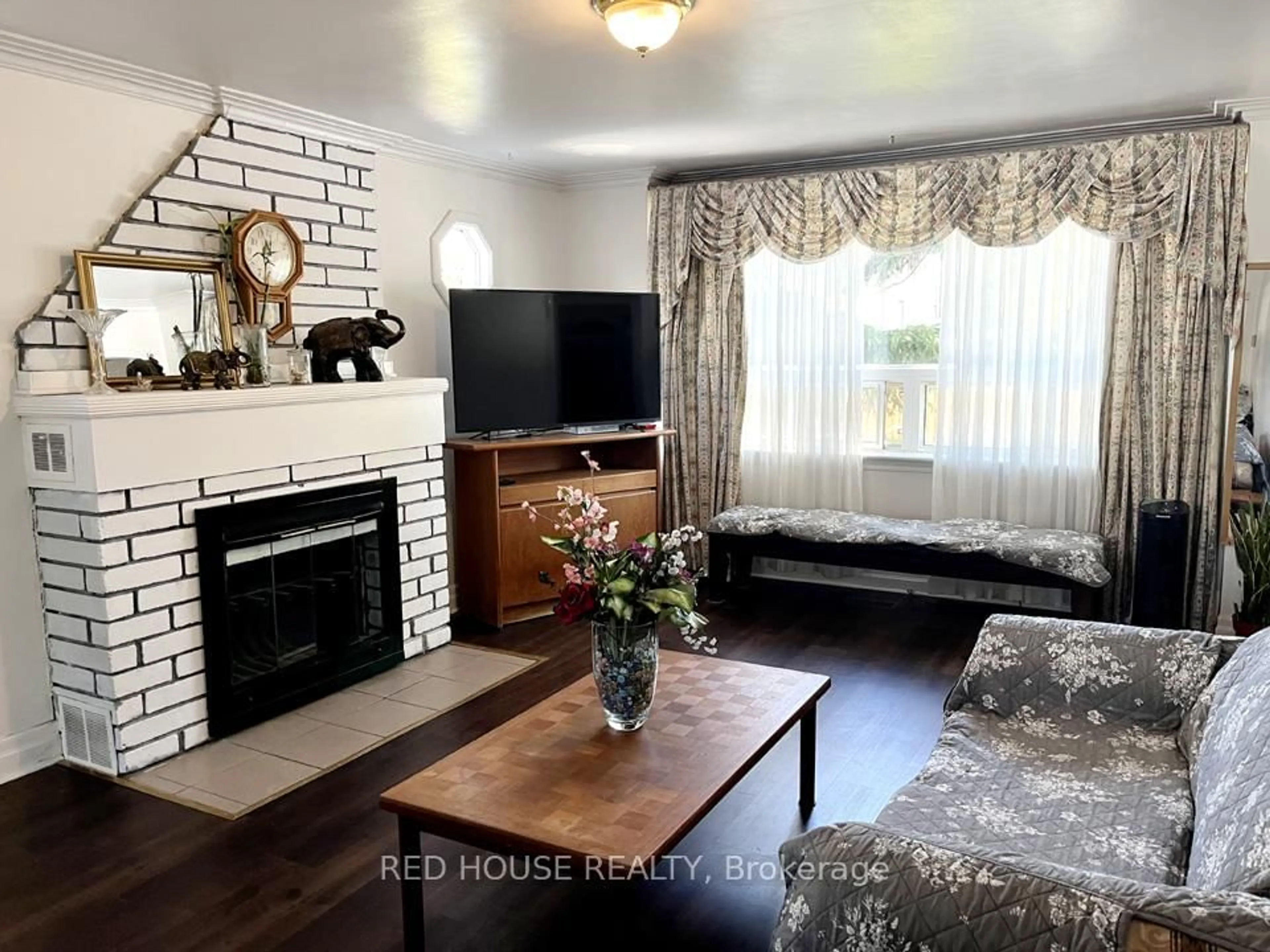 Living room with furniture, wood/laminate floor for 40 North Woodrow Blvd, Toronto Ontario M1K 1W3