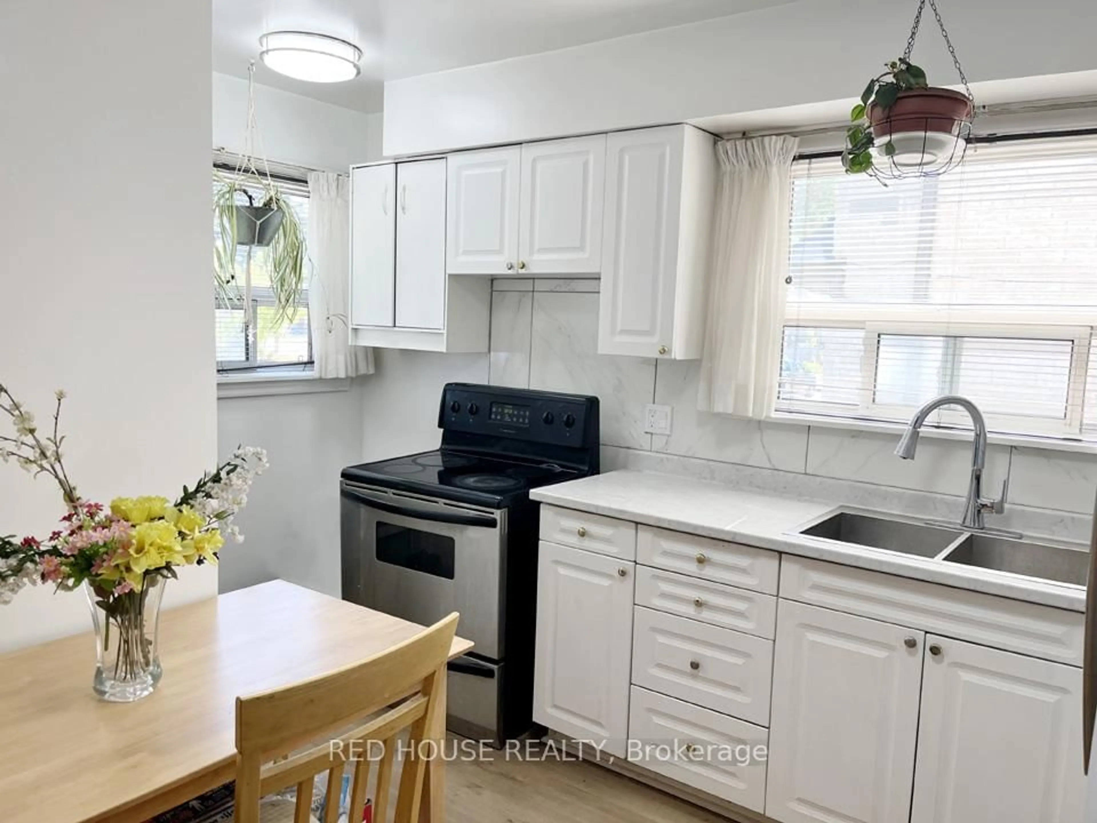 Standard kitchen, unknown for 40 North Woodrow Blvd, Toronto Ontario M1K 1W3