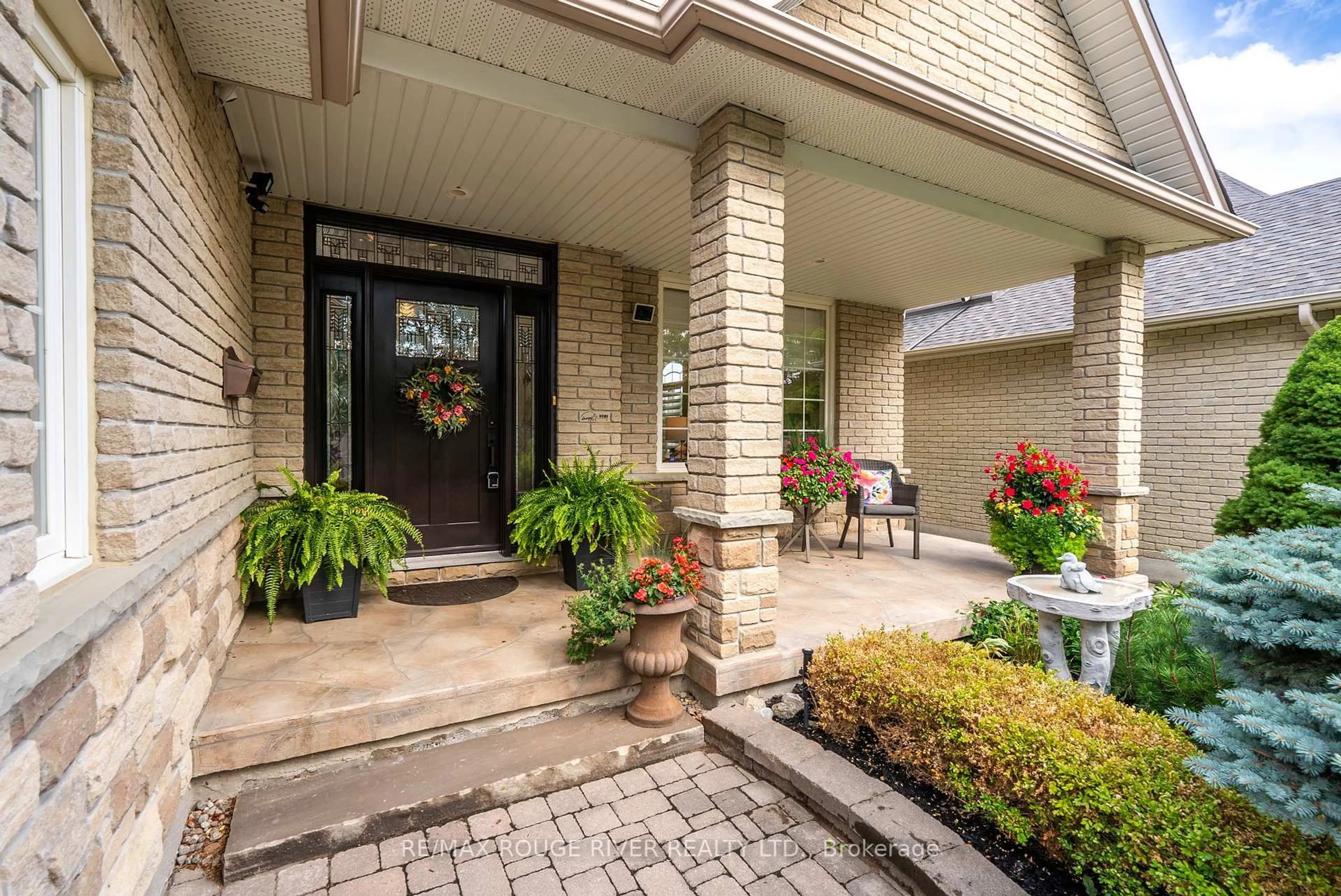 Indoor entryway for 350 Raike Dr, Oshawa Ontario L1L 0B1