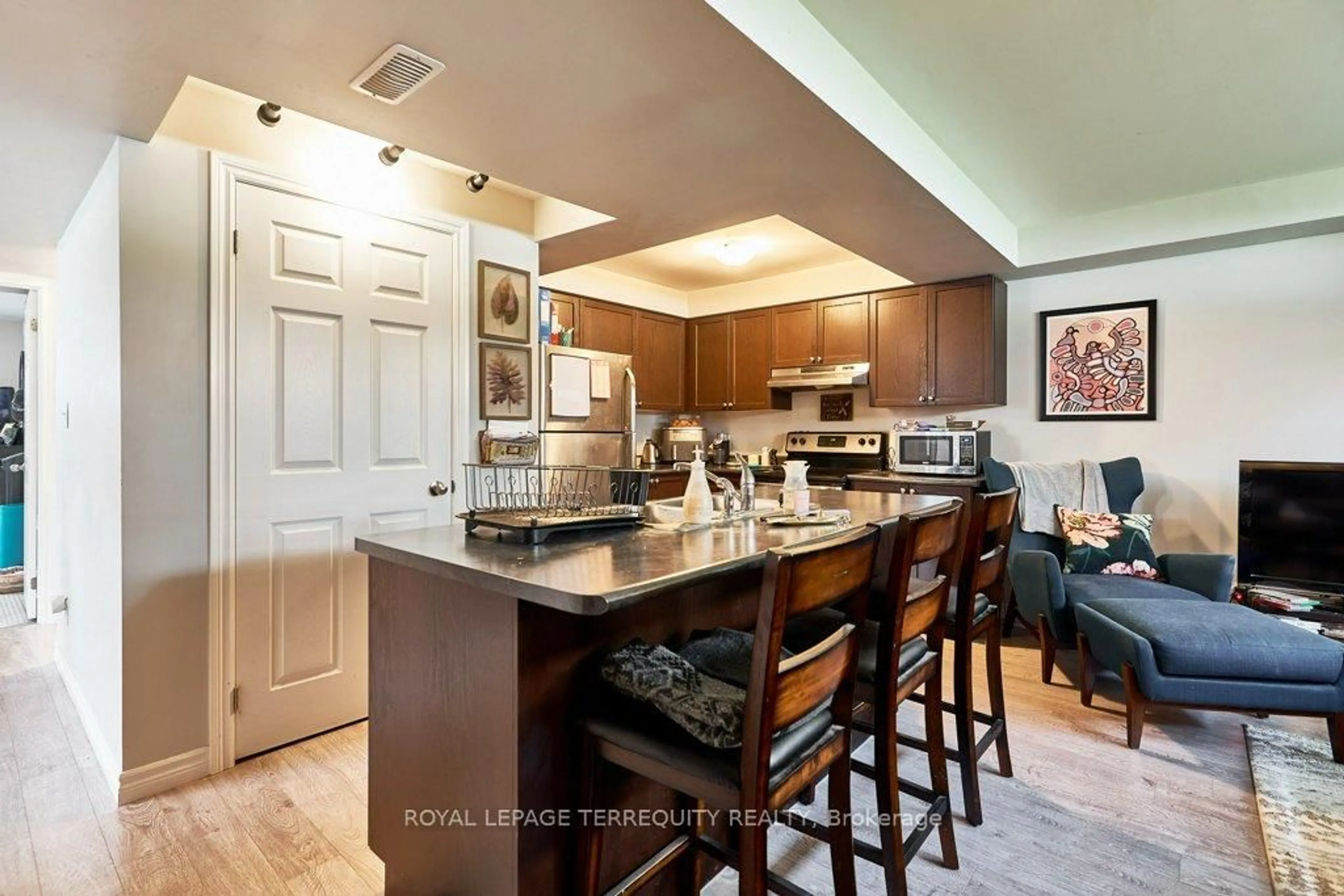 Open concept kitchen, unknown for 140 Mary St, Oshawa Ontario L1G 5B9