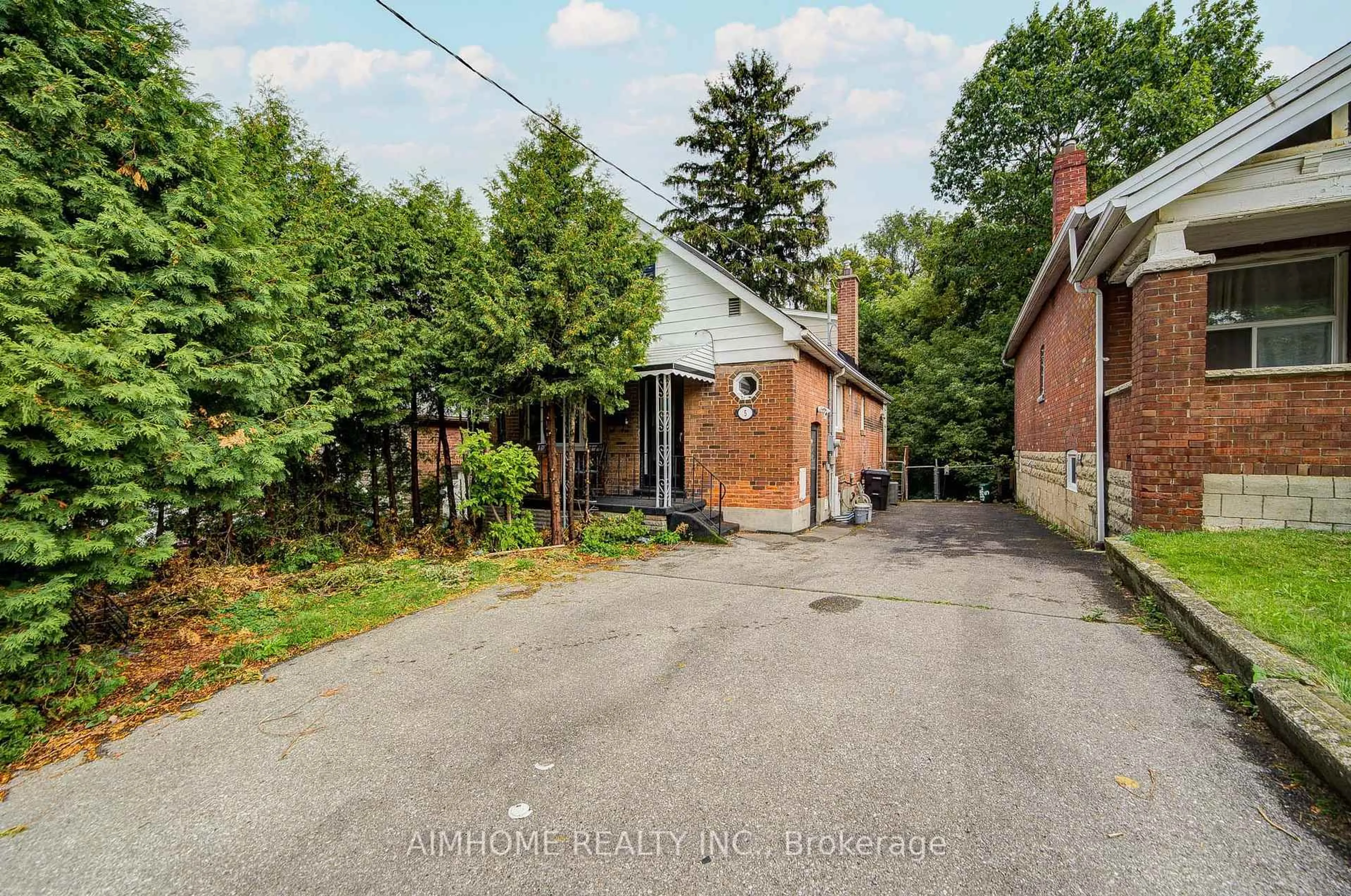 A pic from outside/outdoor area/front of a property/back of a property/a pic from drone, street for 5 Macey Ave, Toronto Ontario M1L 2T6