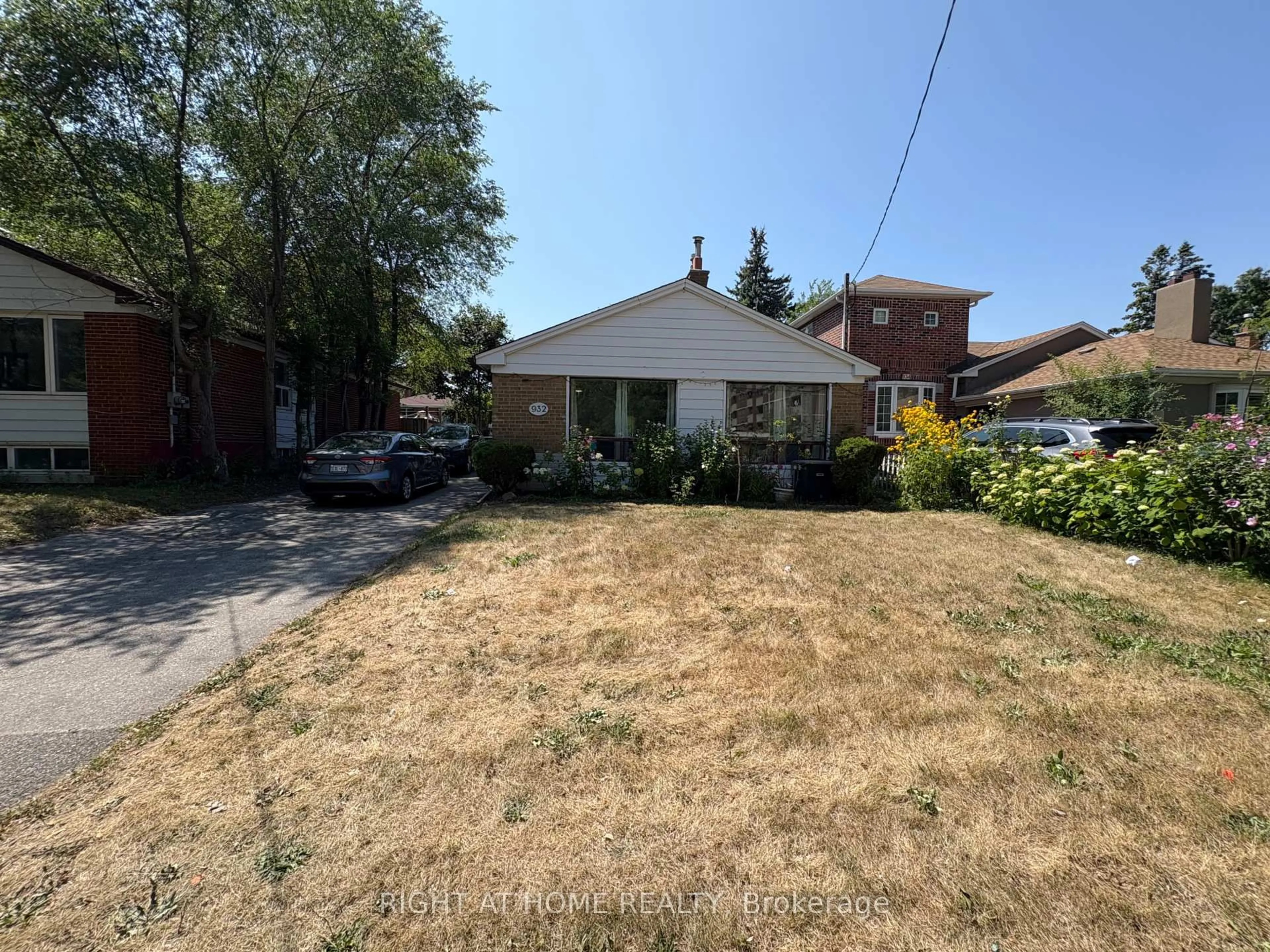 A pic from outside/outdoor area/front of a property/back of a property/a pic from drone, street for 932 Midland Ave, Toronto Ontario M1K 4G3