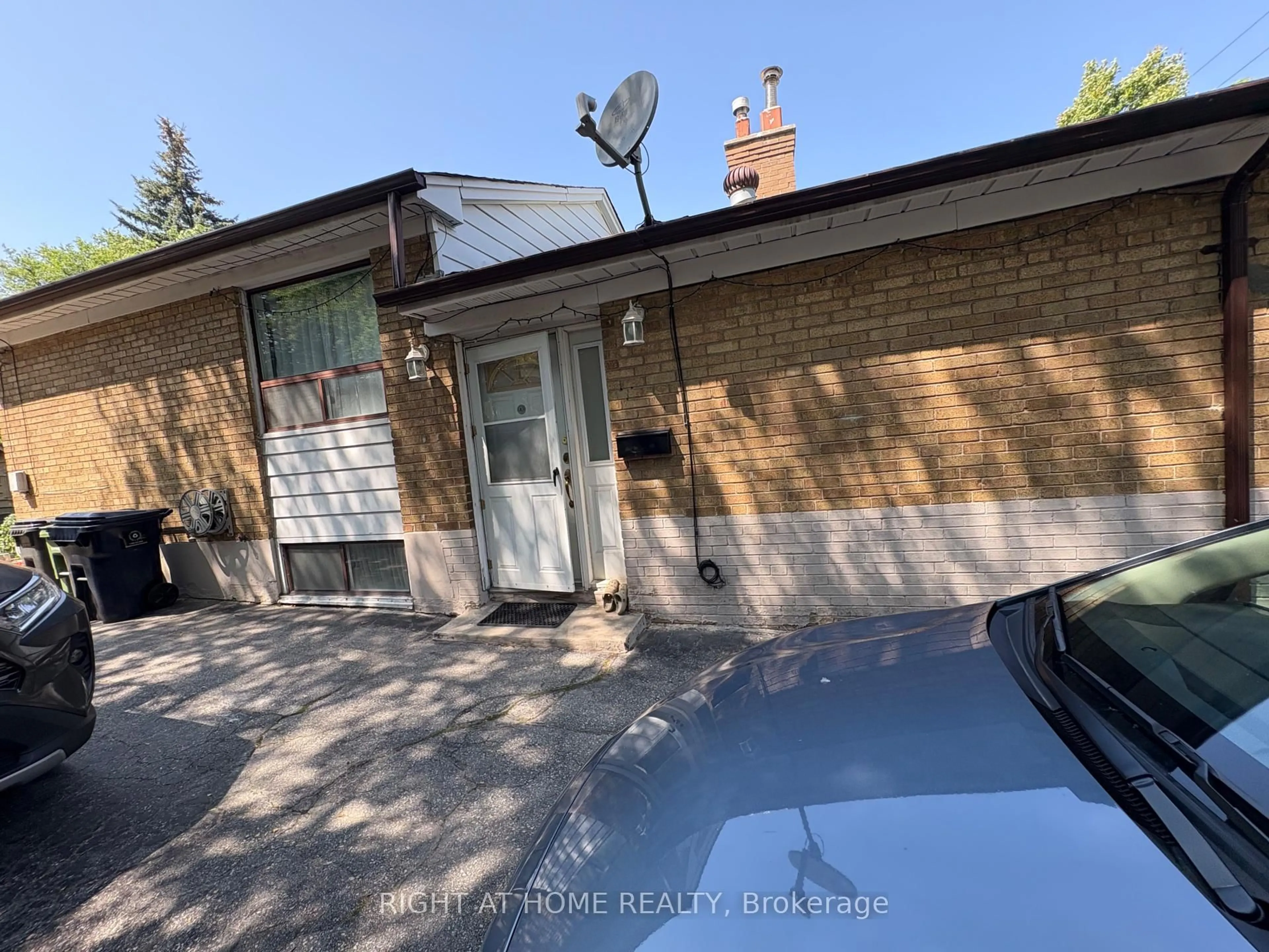 A pic from outside/outdoor area/front of a property/back of a property/a pic from drone, street for 932 Midland Ave, Toronto Ontario M1K 4G3