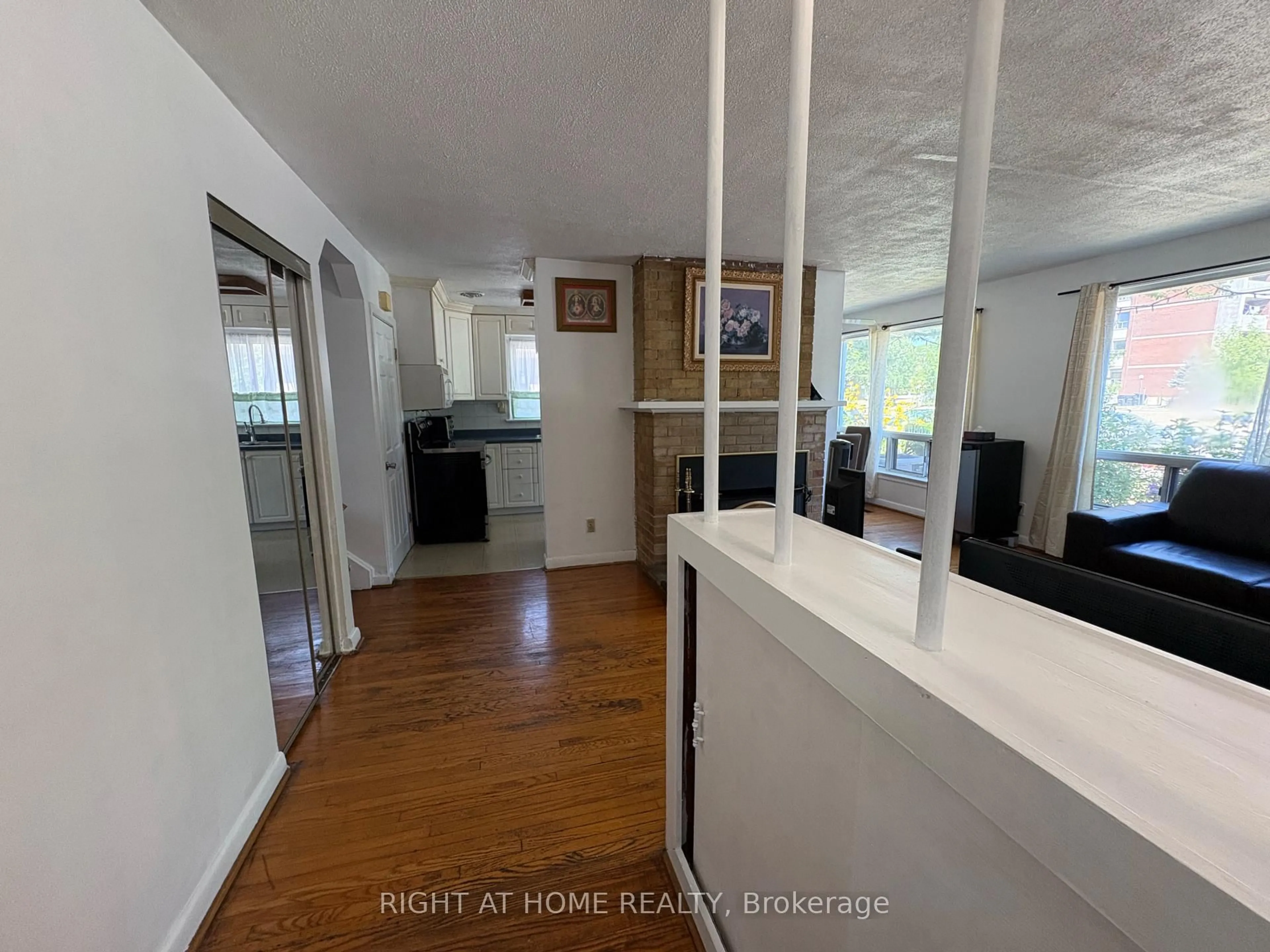 A pic of a room for 932 Midland Ave, Toronto Ontario M1K 4G3