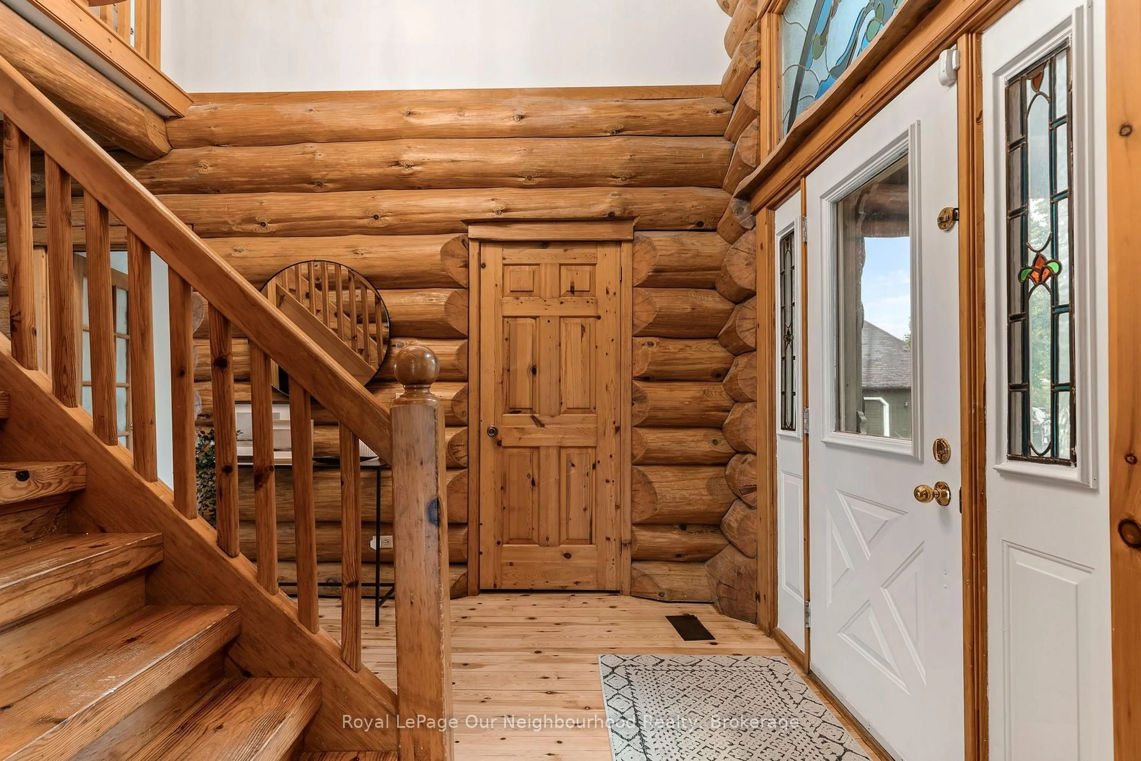 Indoor entryway for 3741 LAKESHORE Rd, Clarington Ontario L1B 1L9