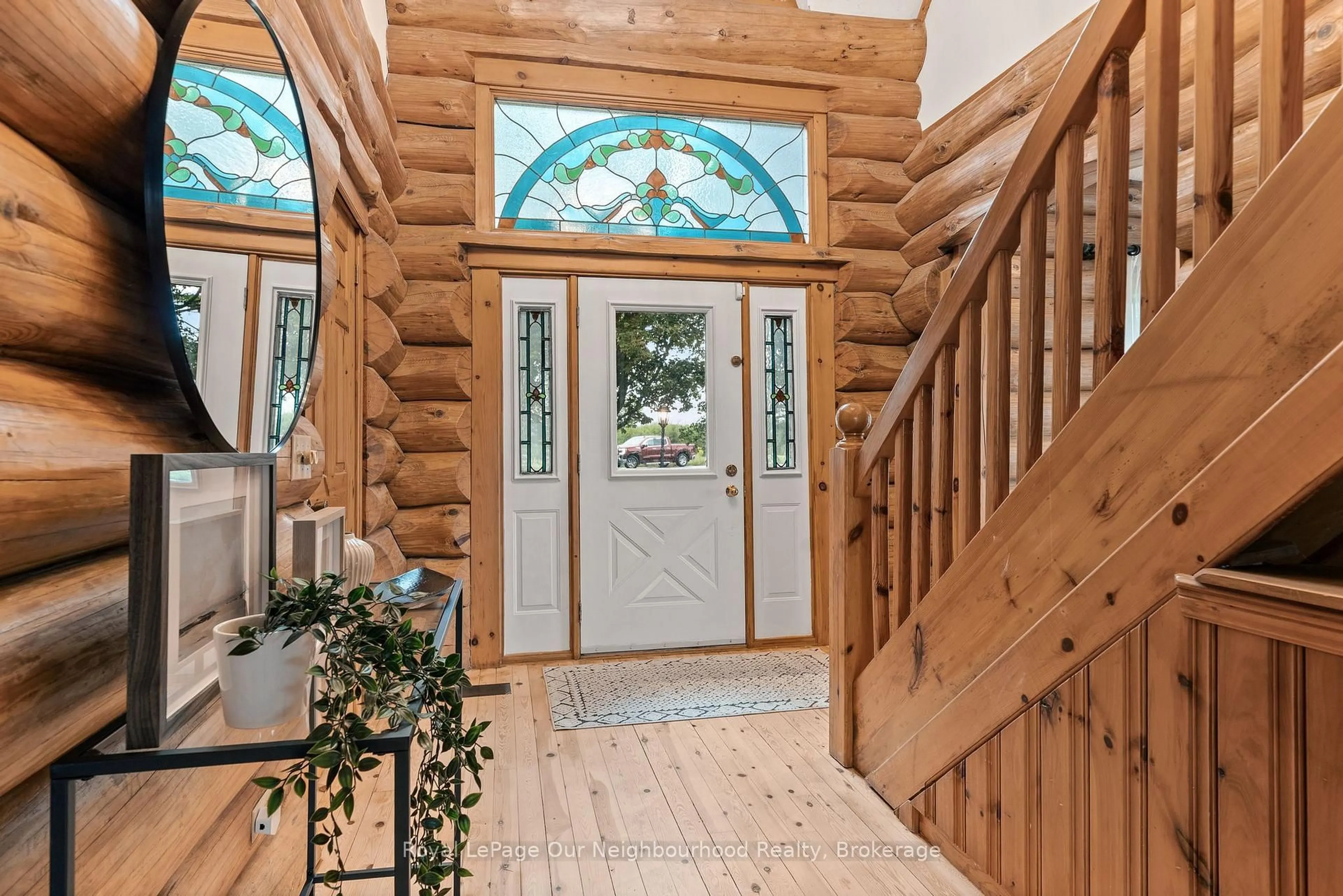 Indoor foyer for 3741 LAKESHORE Rd, Clarington Ontario L1B 1L9