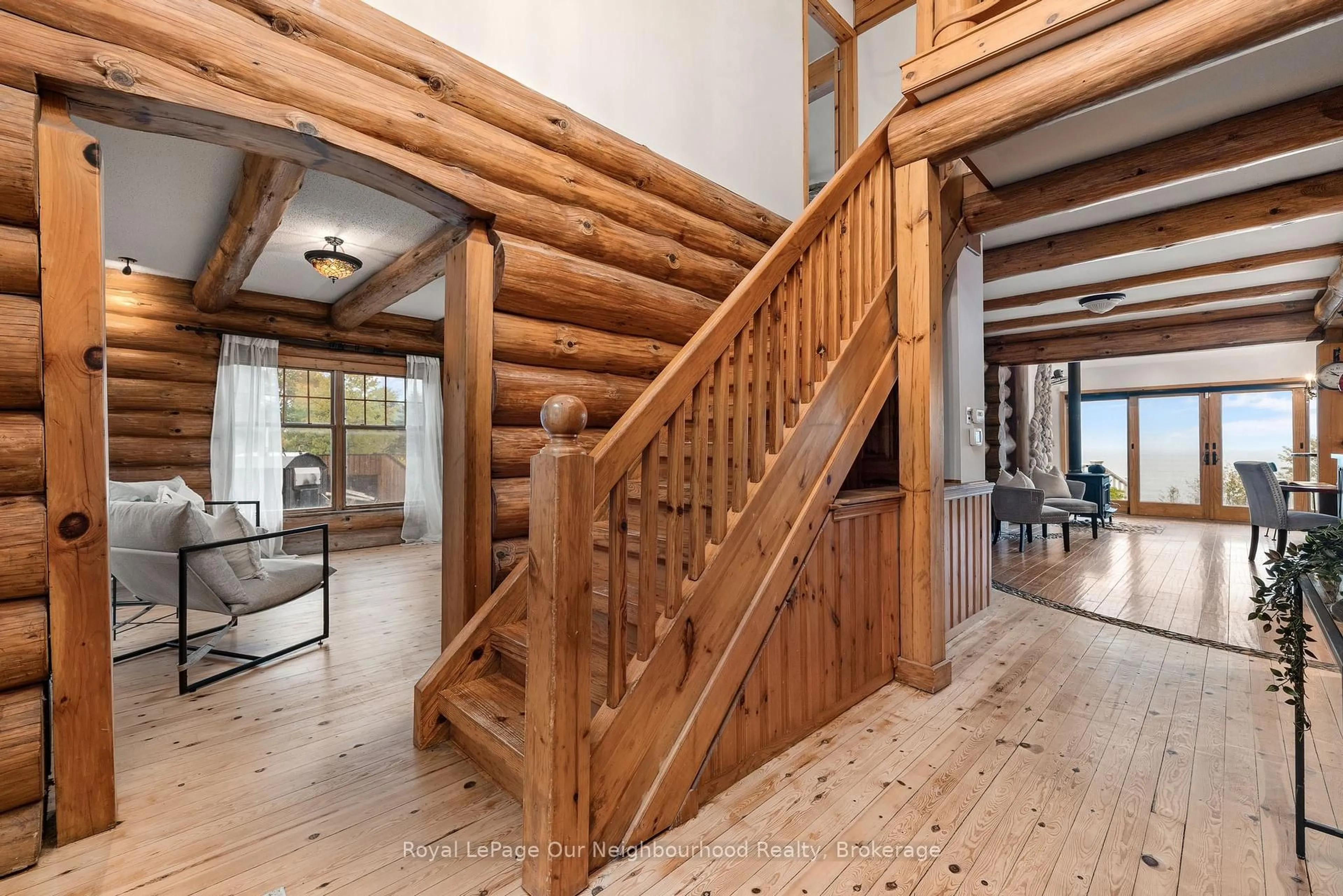 Indoor foyer for 3741 LAKESHORE Rd, Clarington Ontario L1B 1L9