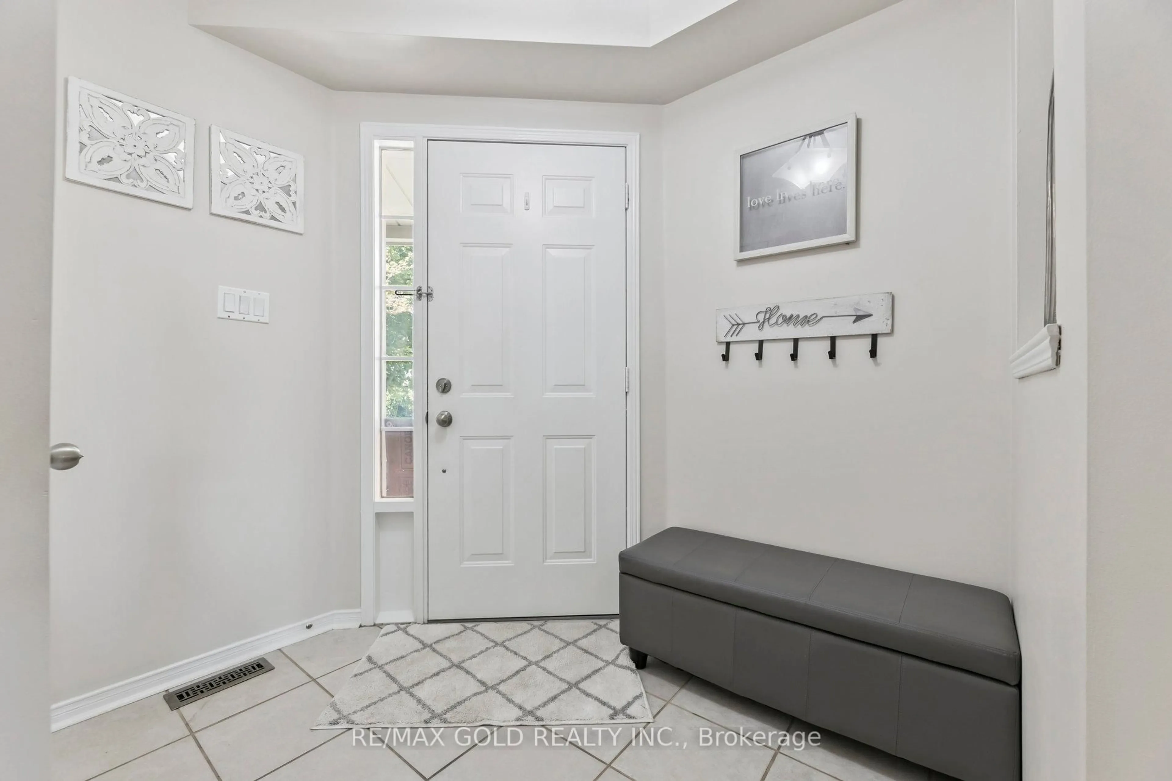 Indoor entryway for 15 Blanchard Crt, Whitby Ontario L1M 1H5