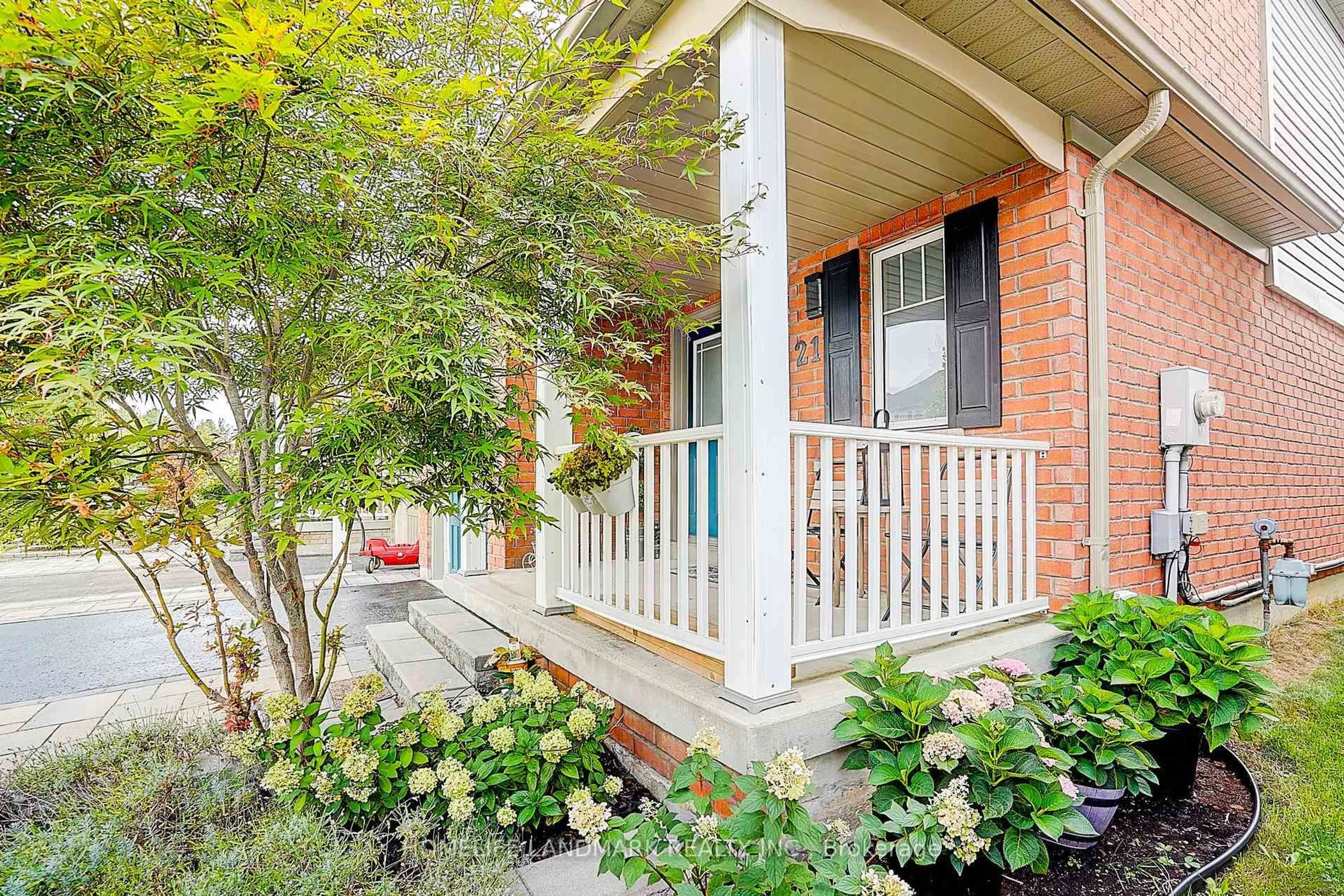Patio, street for 21 Donlevy Cres, Whitby Ontario L1R 0B9