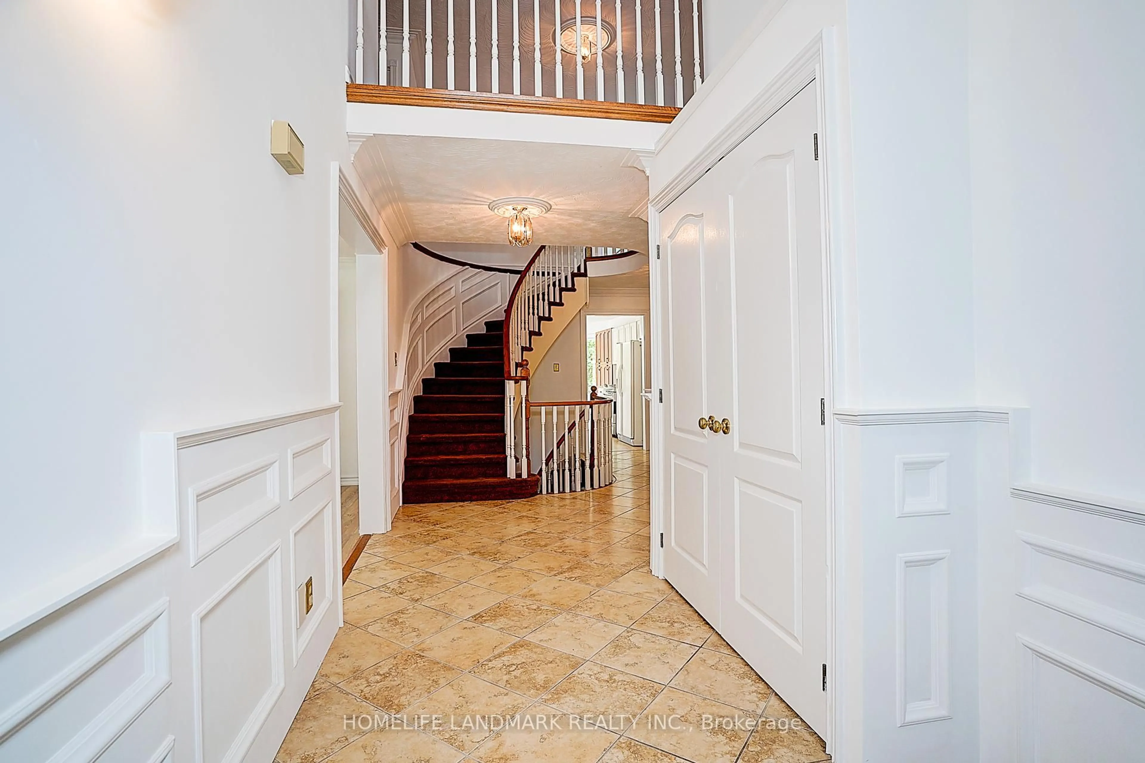 Indoor foyer for 19 Bridle Crt, Clarington Ontario L1E 2B1