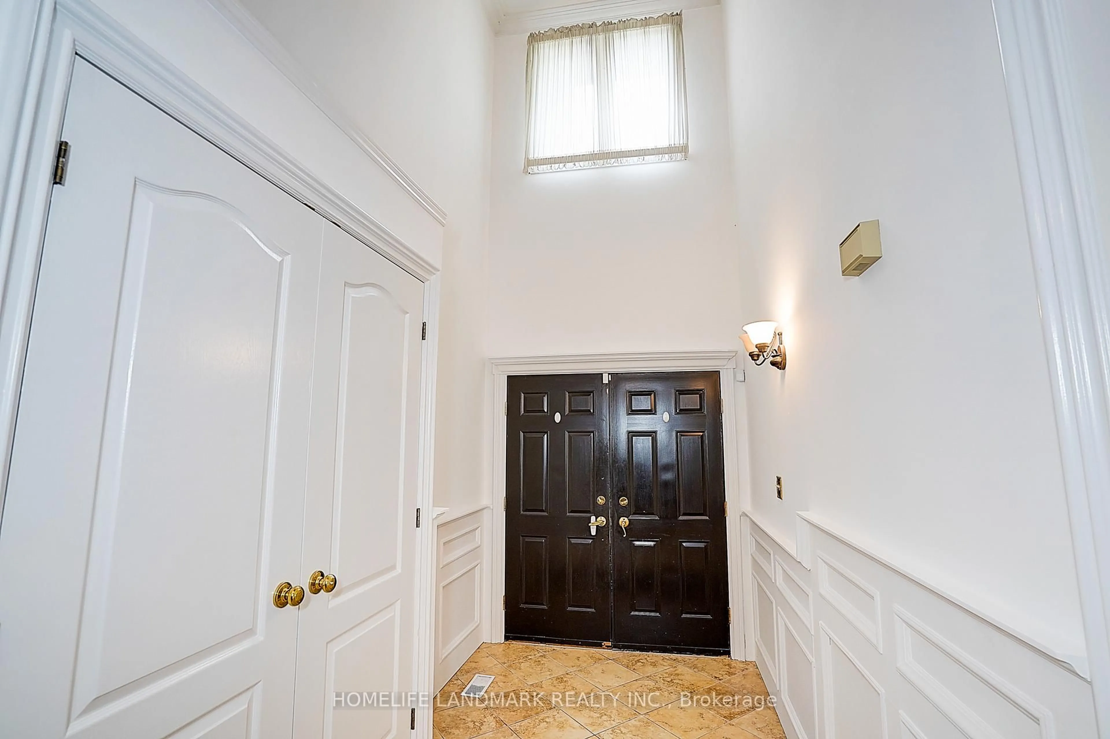 Indoor foyer for 19 Bridle Crt, Clarington Ontario L1E 2B1