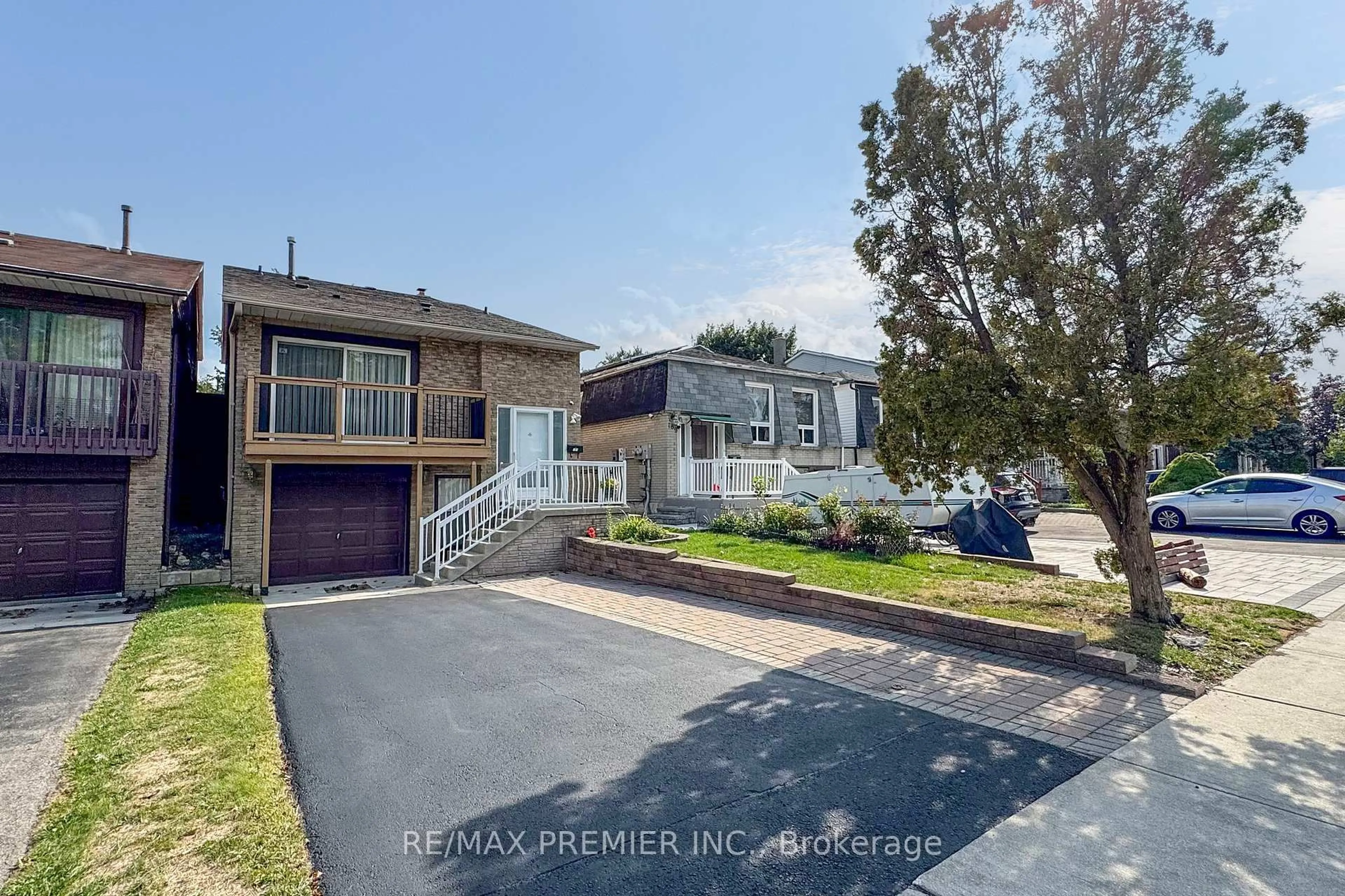 A pic from outside/outdoor area/front of a property/back of a property/a pic from drone, street for 191 Invergordon Ave, Toronto Ontario M1S 3Z1