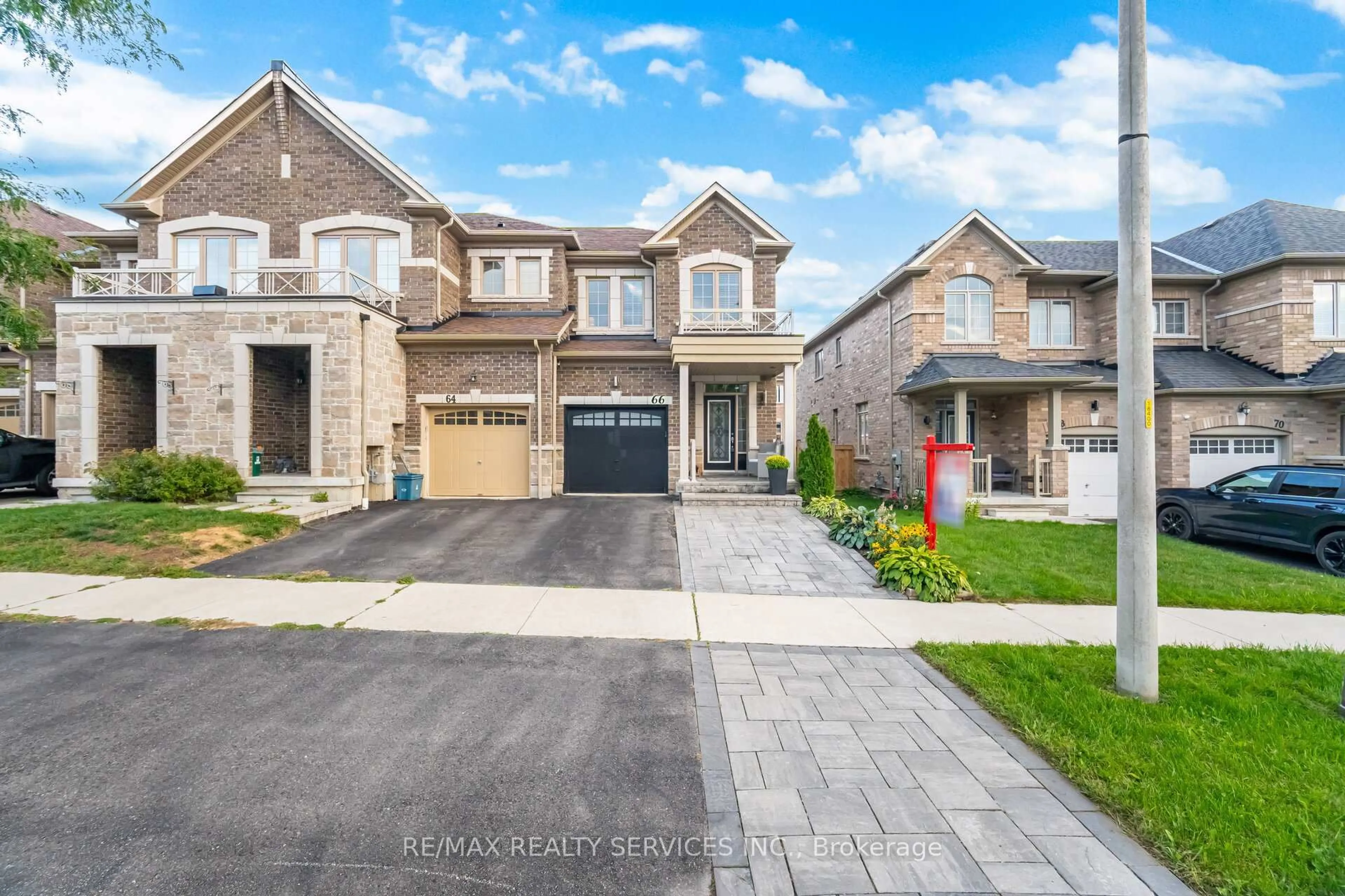 A pic from outside/outdoor area/front of a property/back of a property/a pic from drone, street for 66 Rimrock Cres, Whitby Ontario L1N 0E5