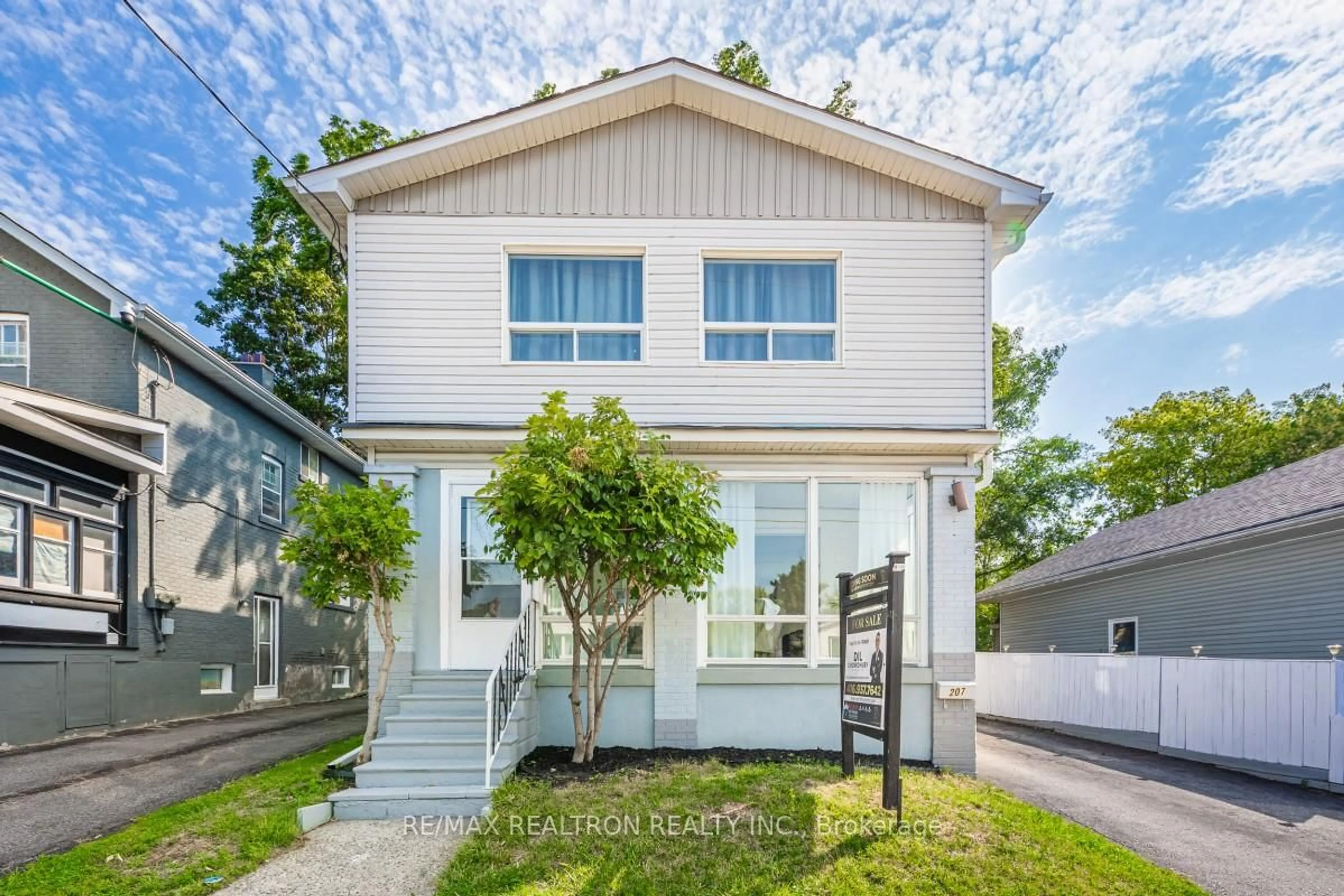 Home with vinyl exterior material, street for 207 Centre St, Oshawa Ontario L1G 4C5