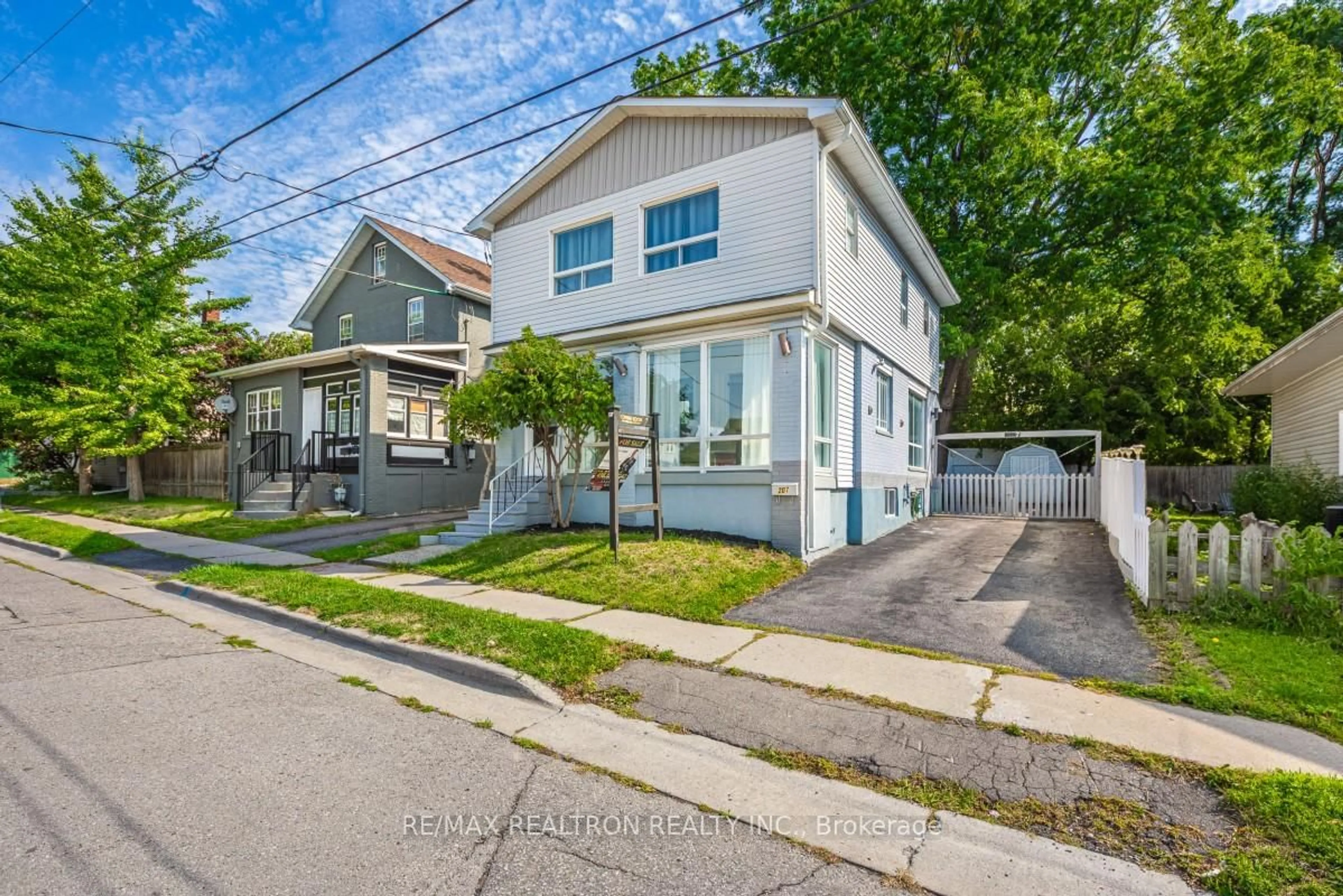A pic from outside/outdoor area/front of a property/back of a property/a pic from drone, street for 207 Centre St, Oshawa Ontario L1G 4C5