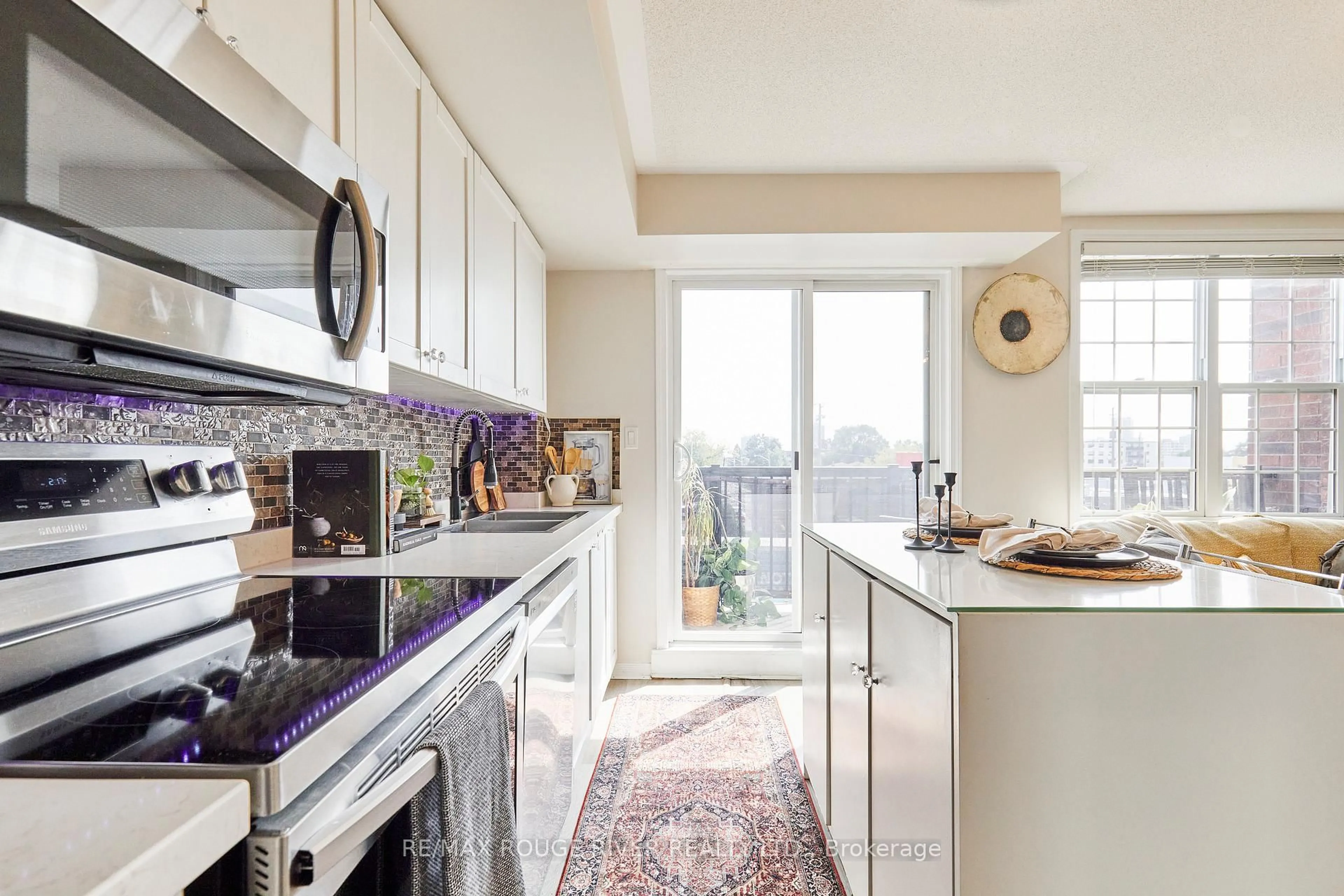 Contemporary kitchen, ceramic/tile floor for 25 Strangford Lane #312, Toronto Ontario M1L 0E4