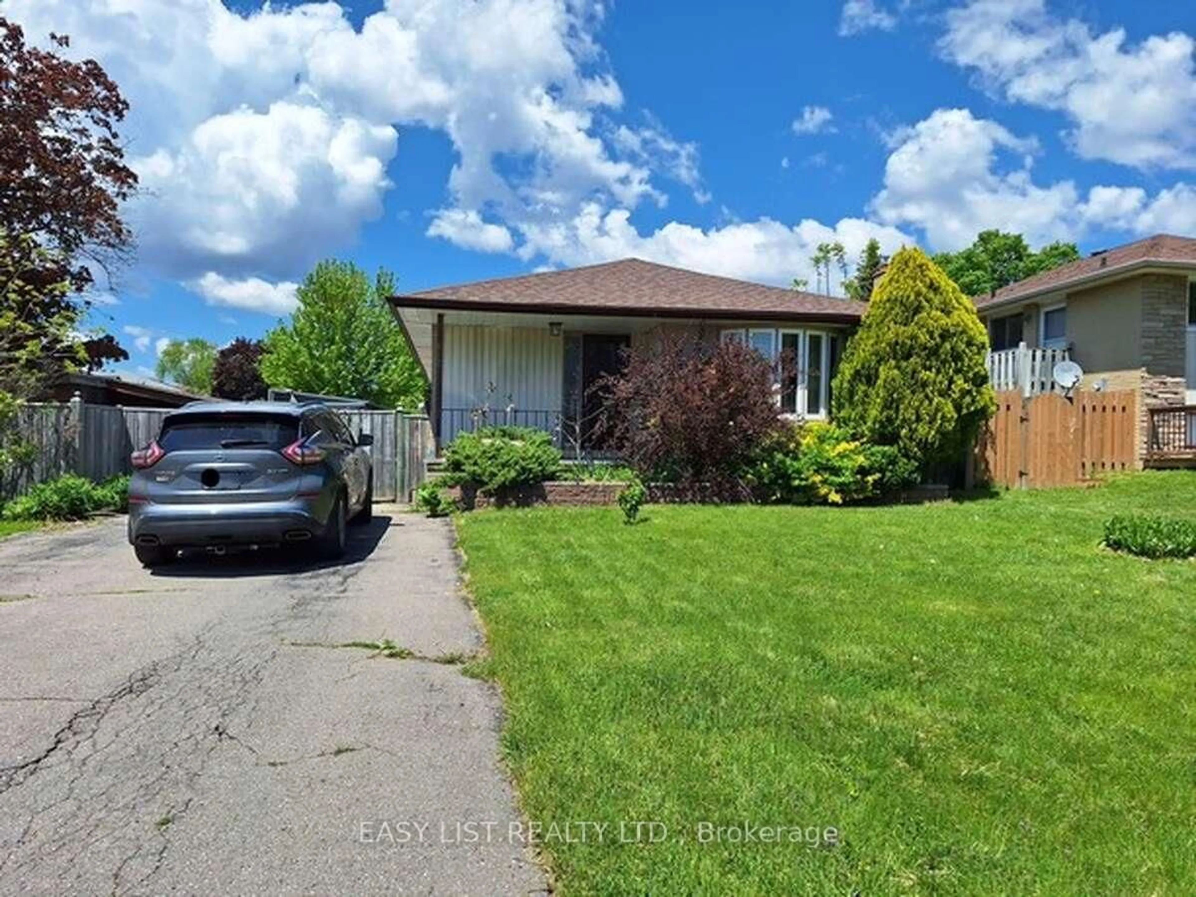 A pic from outside/outdoor area/front of a property/back of a property/a pic from drone, street for 812 Carnaby Cres, Oshawa Ontario L1G 2Y8