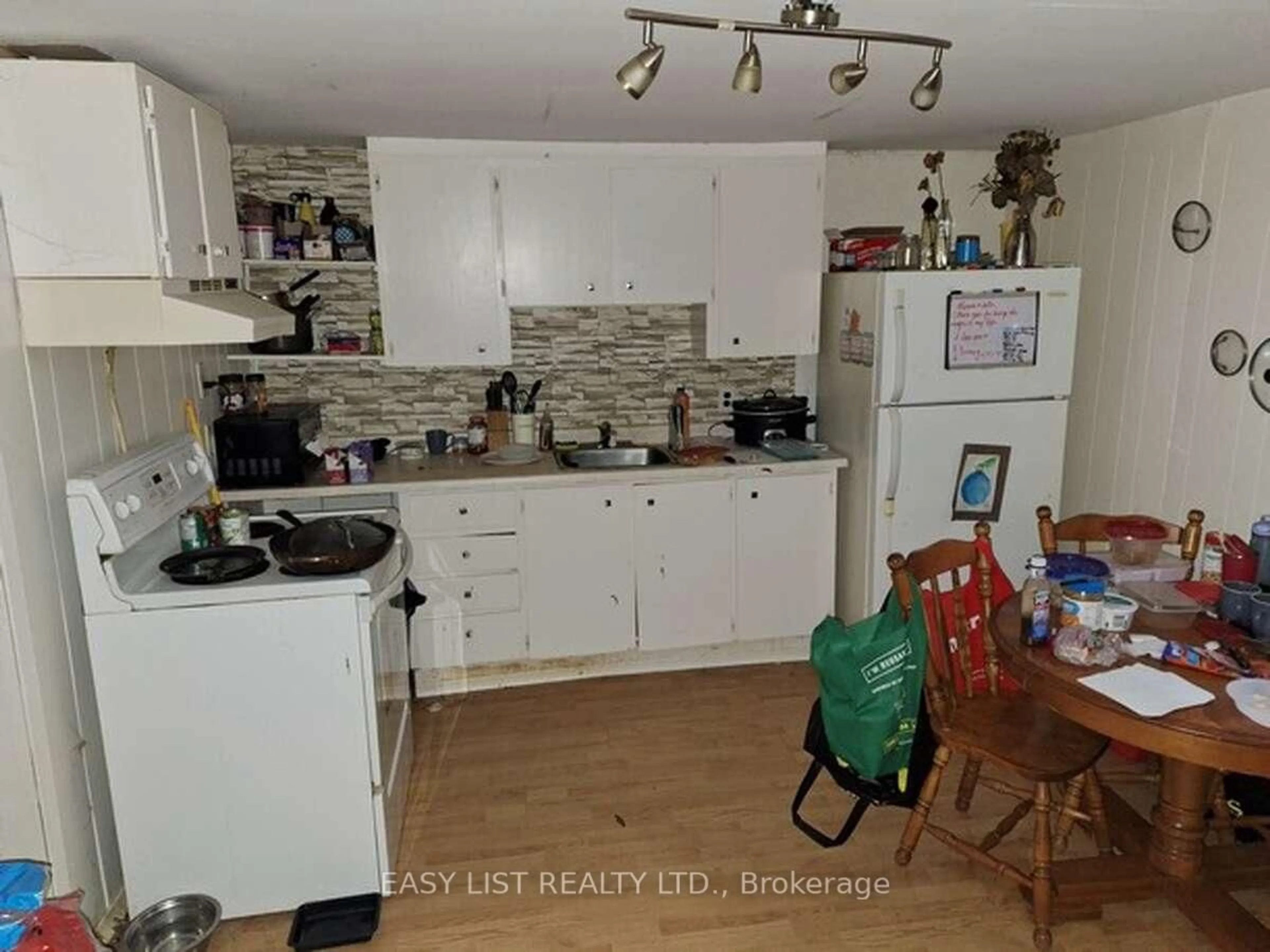 Standard kitchen, unknown for 812 Carnaby Cres, Oshawa Ontario L1G 2Y8