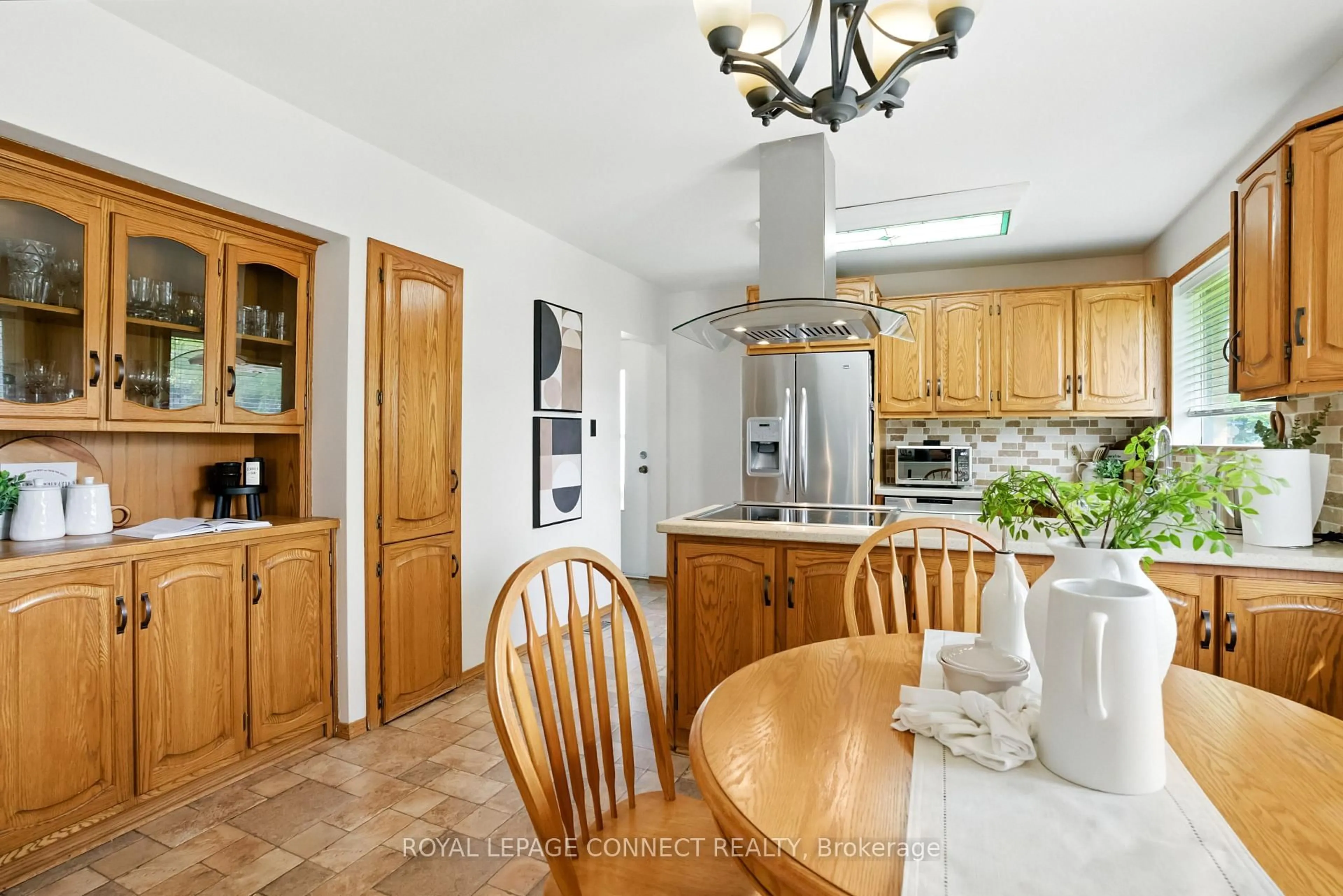 Open concept kitchen, ceramic/tile floor for 764 Westdale St, Oshawa Ontario L1J 5B7