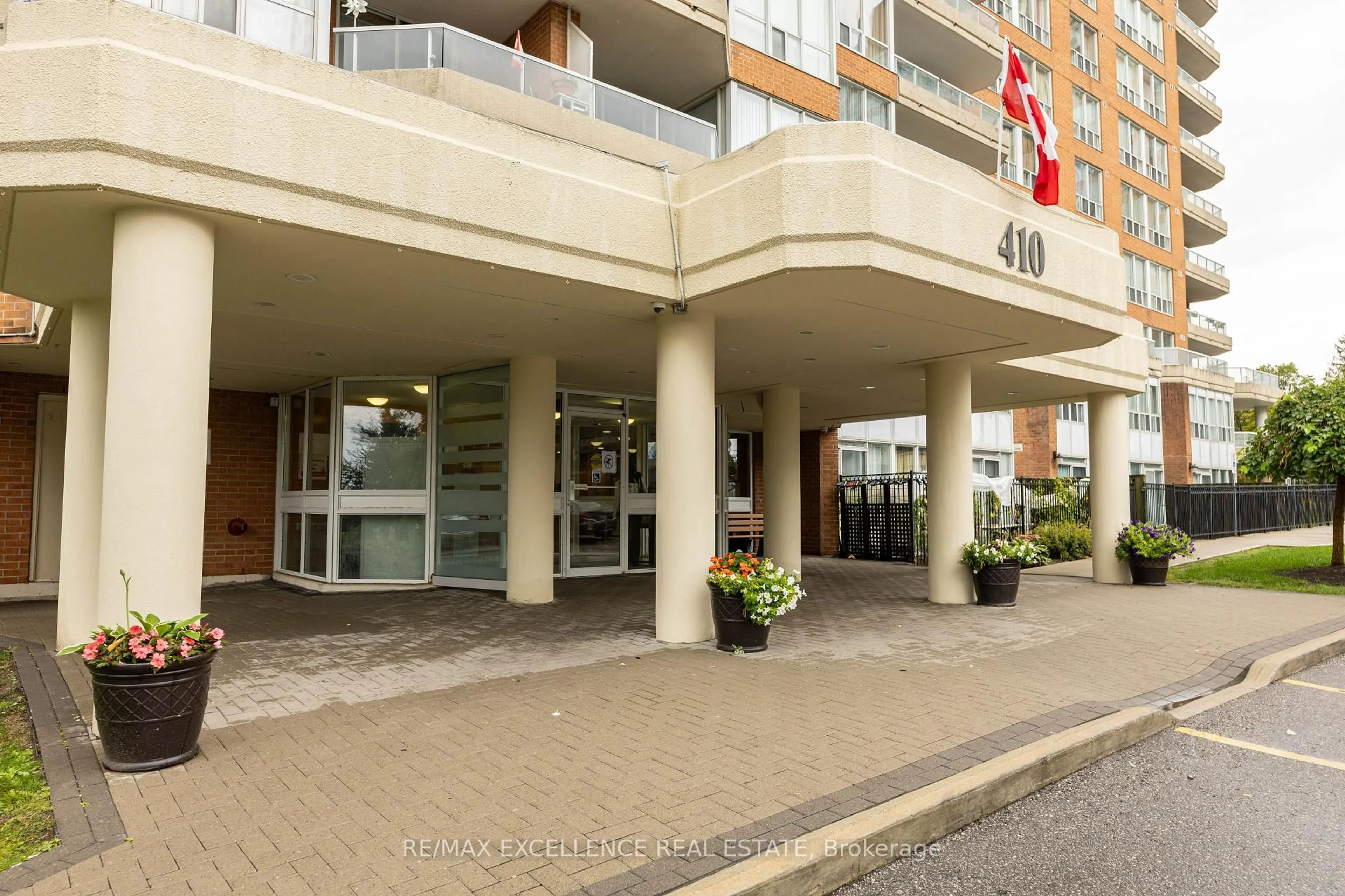Indoor foyer for 410 Mclevin Ave #804, Toronto Ontario M1B 5J5