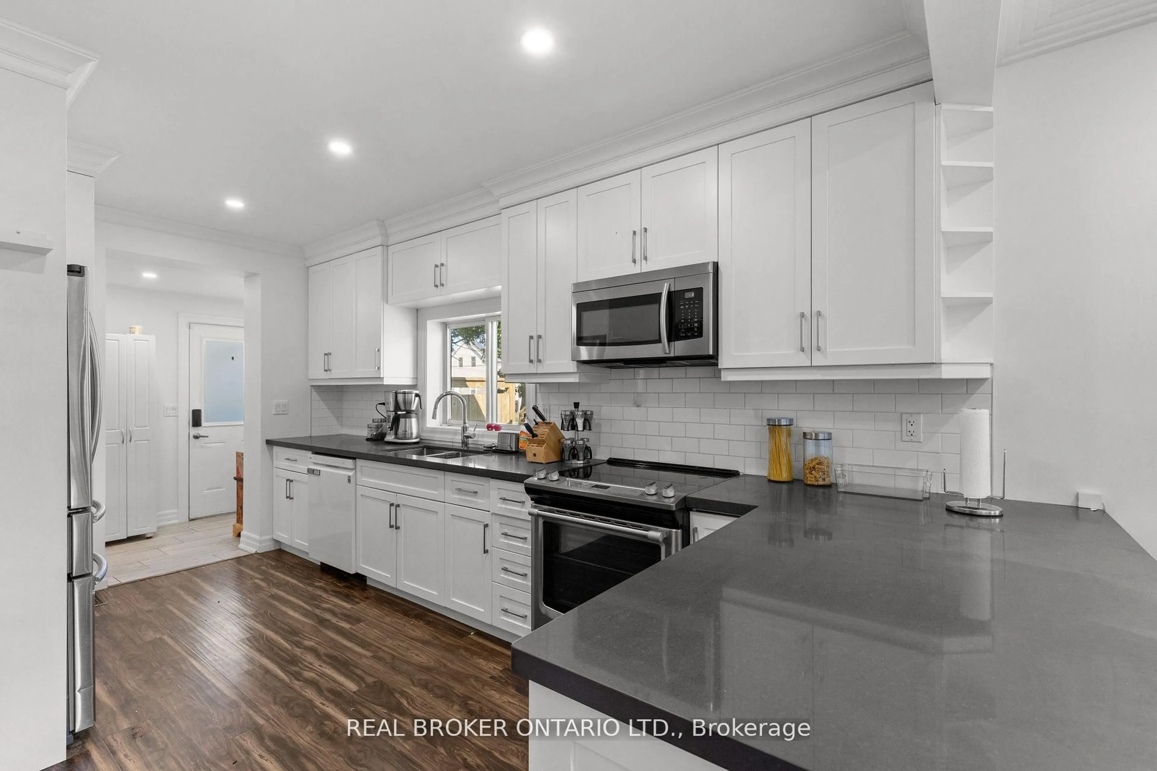 Open concept kitchen, ceramic/tile floor for 272 Burk St, Oshawa Ontario L1J 4C4