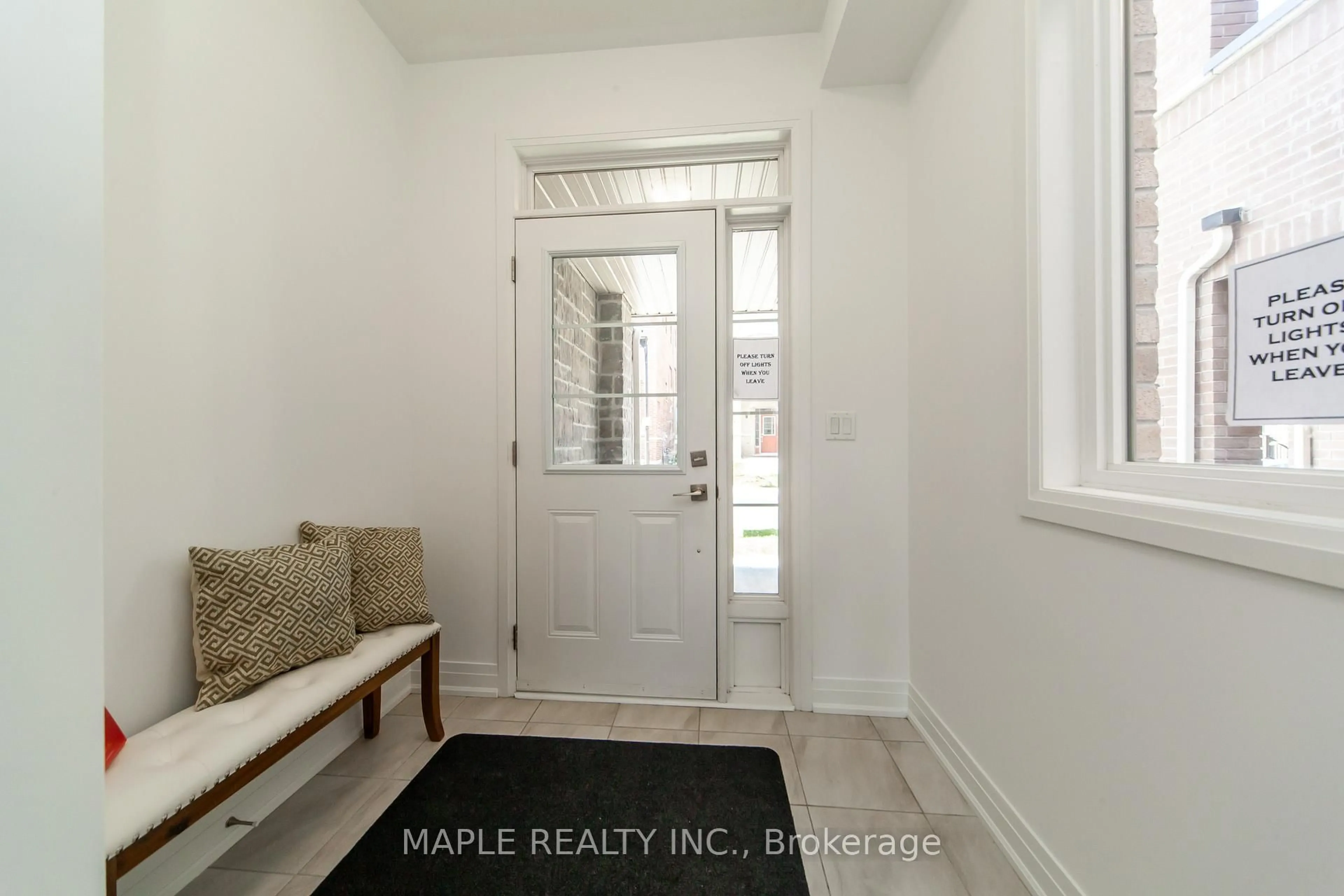 Indoor entryway for 70 Waterside Way, Whitby Ontario L1N 0N1