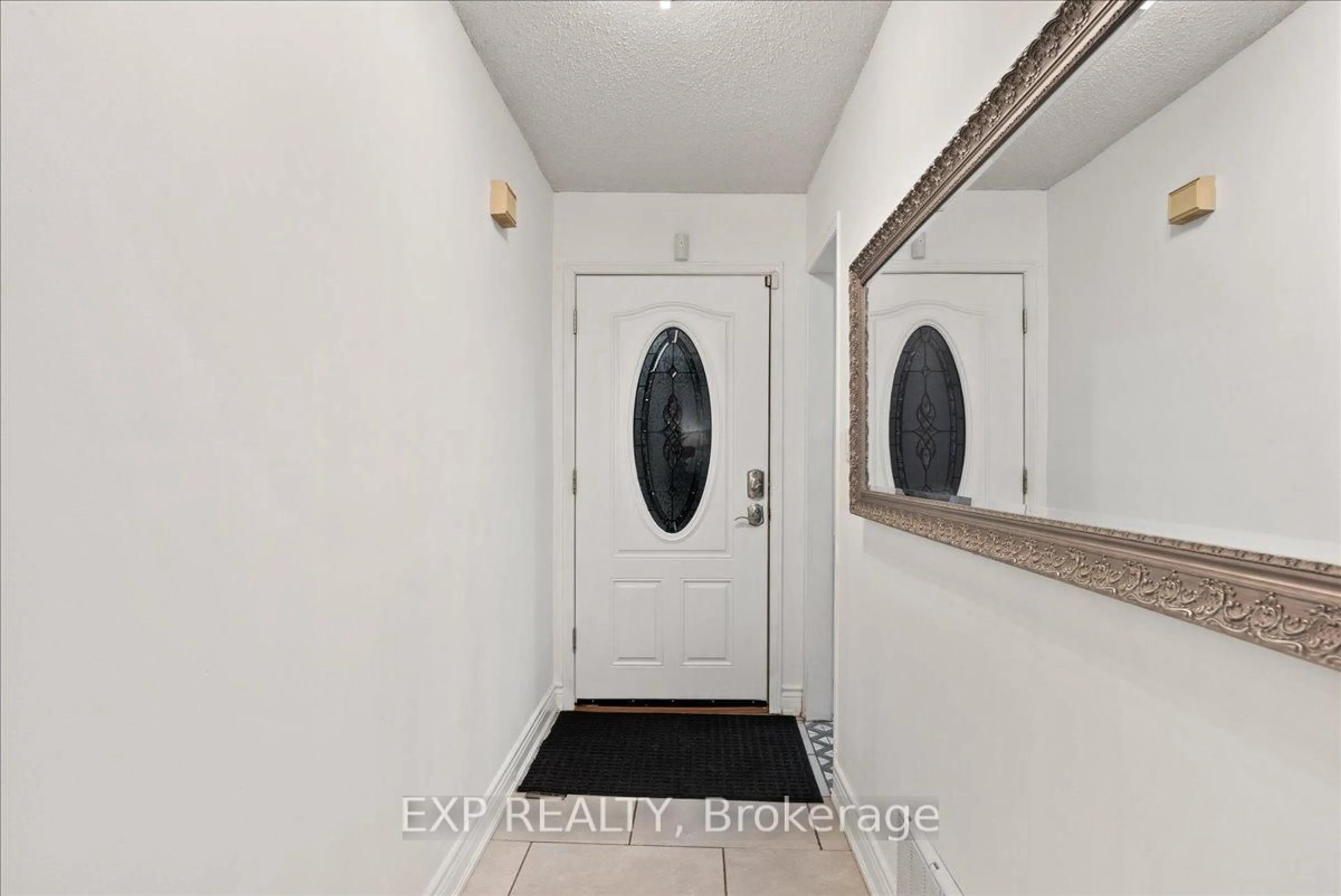 Indoor entryway for 1391 Ferncliff Circ, Pickering Ontario L1X 2N9
