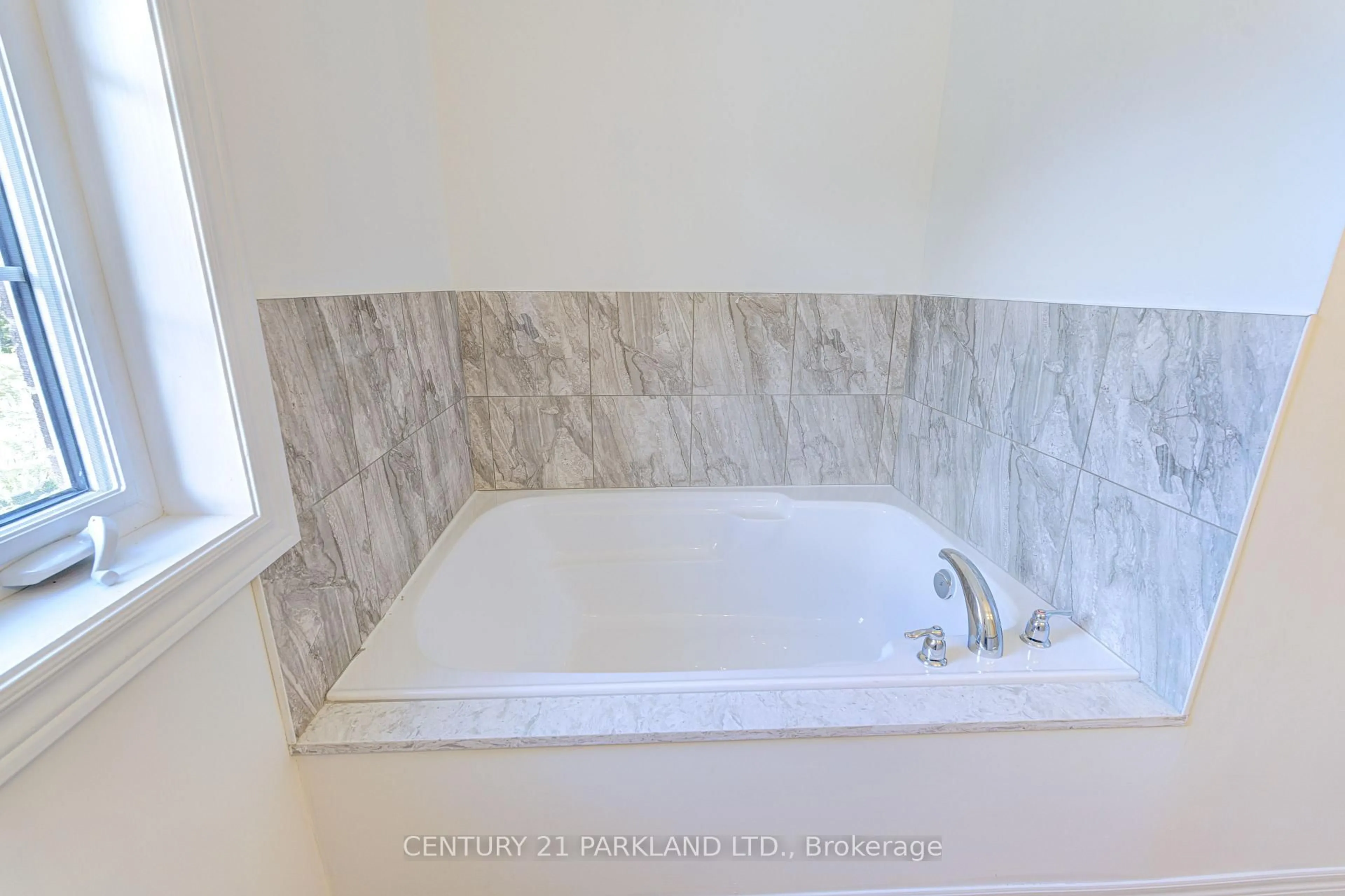Contemporary bathroom, ceramic/tile floor for 1741 Fairport Rd #POTL #9, Pickering Ontario L1V 1S9