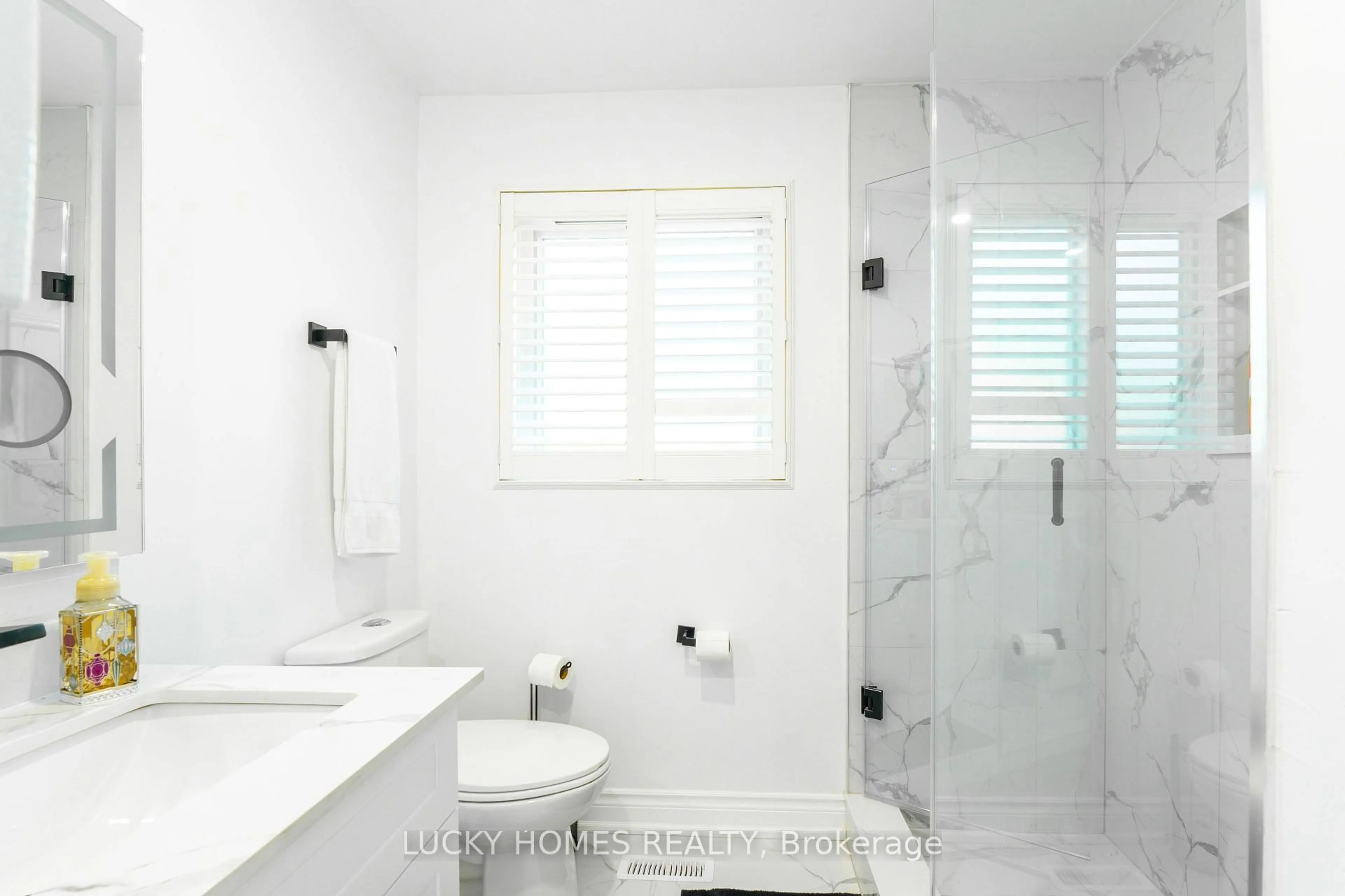 Contemporary bathroom, ceramic/tile floor for 33 Vanstone Crt, Clarington Ontario L1C 3V6