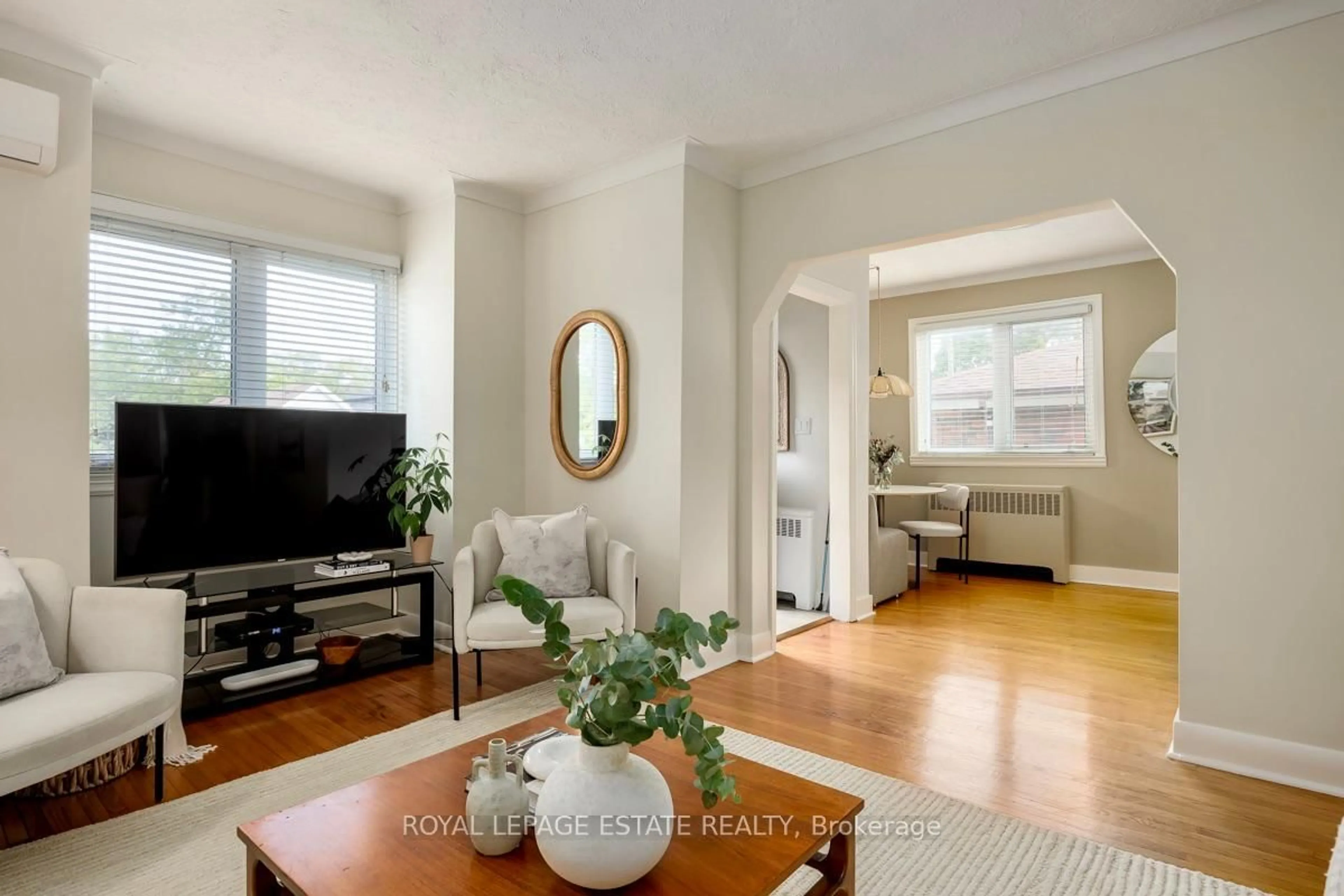 Living room with furniture, unknown for 92 South Woodrow Blvd, Toronto Ontario M1N 3L7